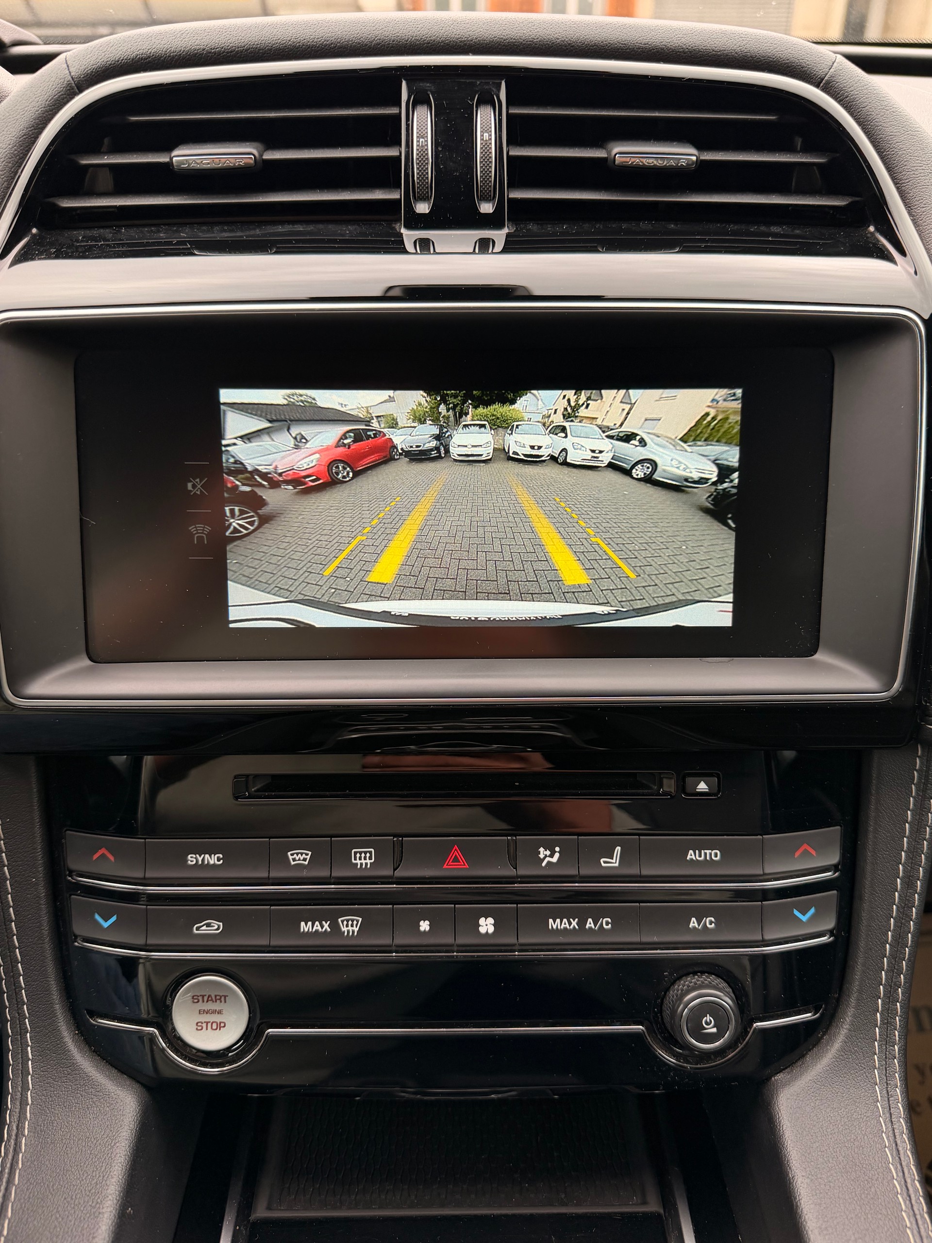 JAGUAR F-Pace 25d R-Sport AWD Automatik-image-21