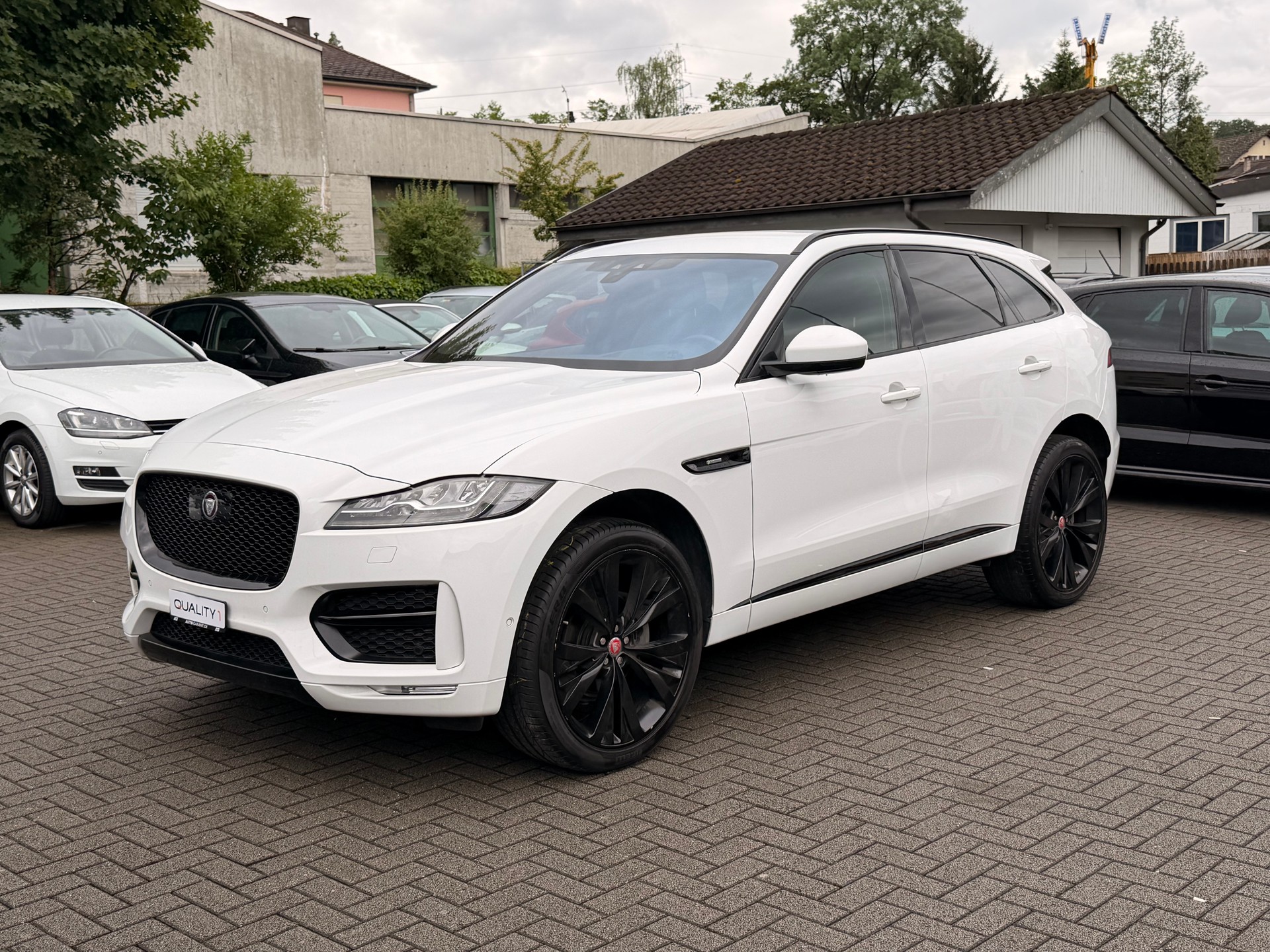 JAGUAR F-Pace 25d R-Sport AWD Automatik-image-4