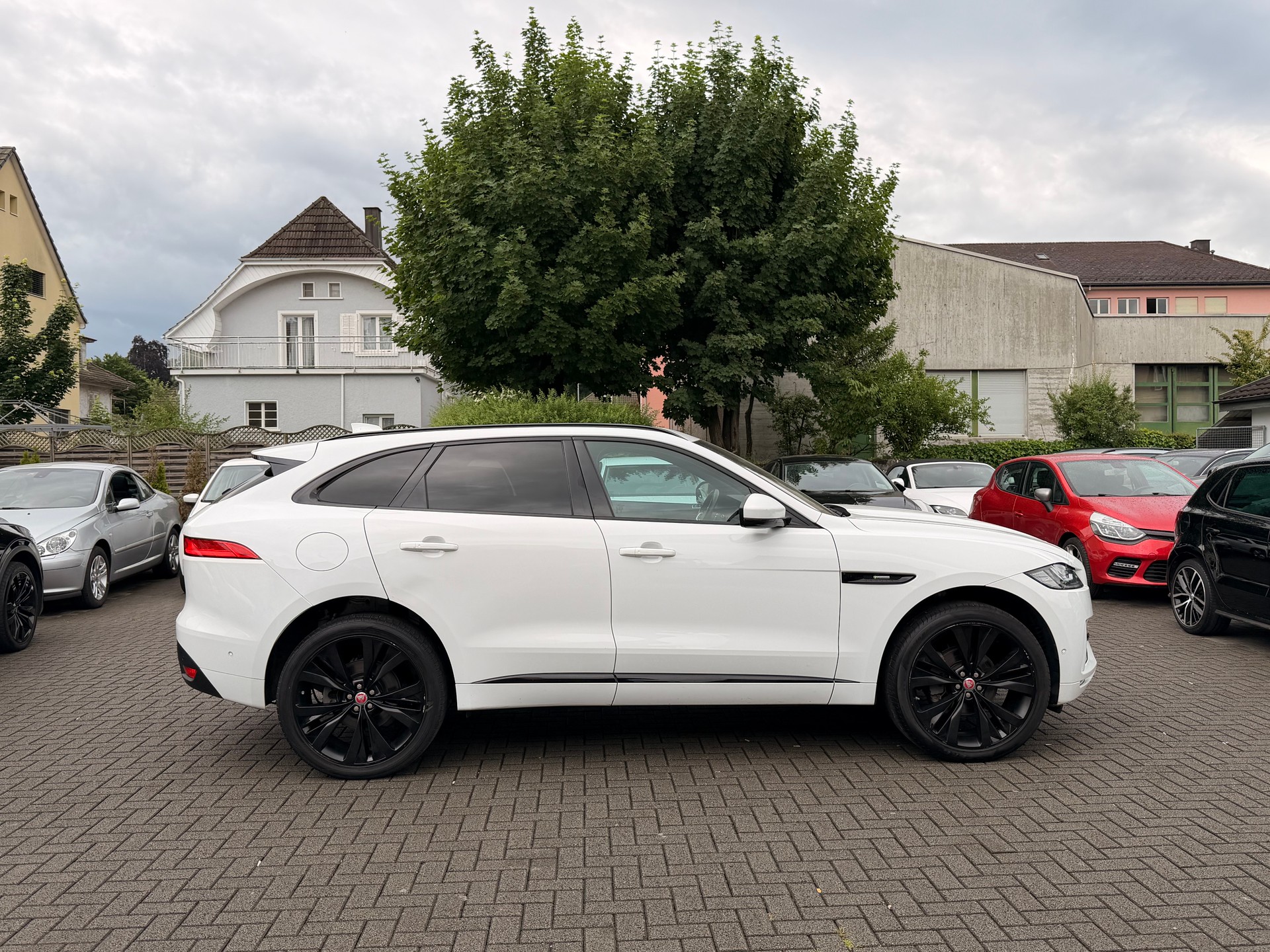JAGUAR F-Pace 25d R-Sport AWD Automatik-image-5
