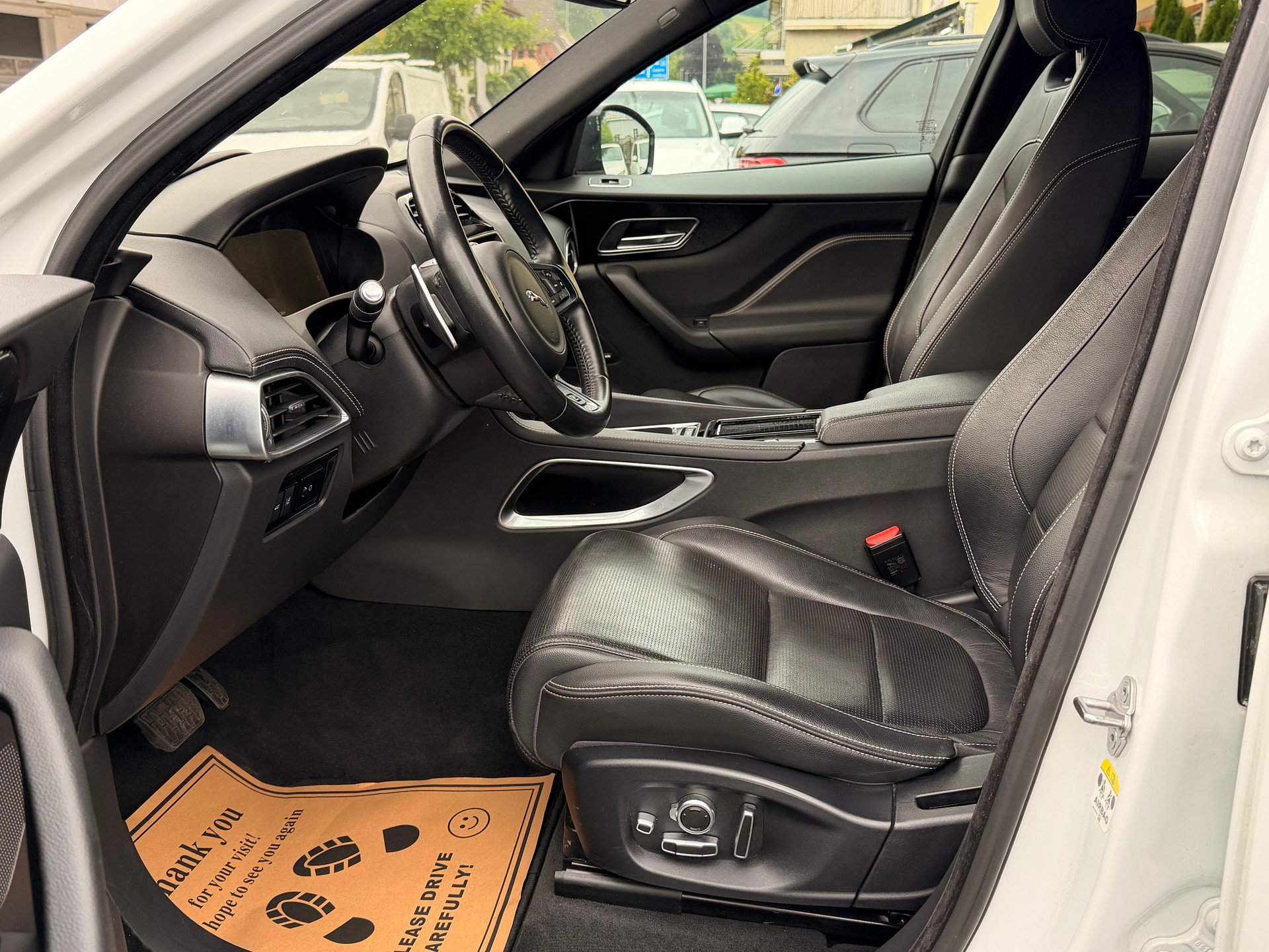 JAGUAR F-Pace 25d R-Sport AWD Automatik-image-25