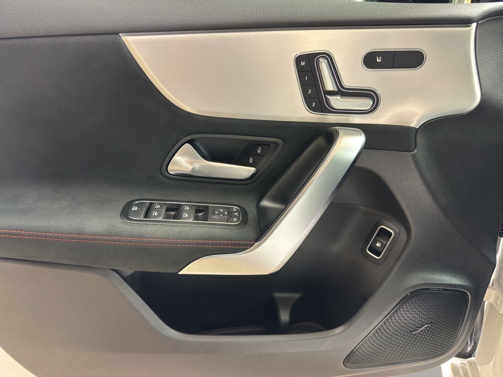 MERCEDES-BENZ A 250 e 8G-DCT-image-12