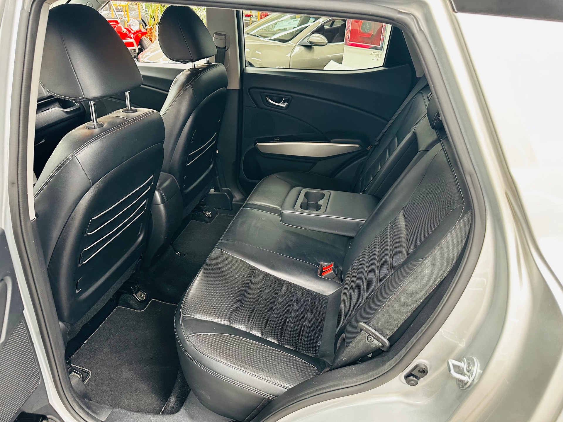KGM-SsangYong Tivoli 1.6 eXDi Sapphire 2WD Automatic-image-3