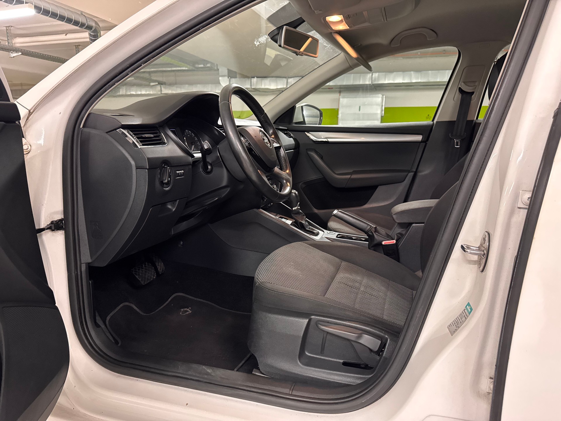 SKODA Octavia Combi 1.6 TDI Ambition-image-14