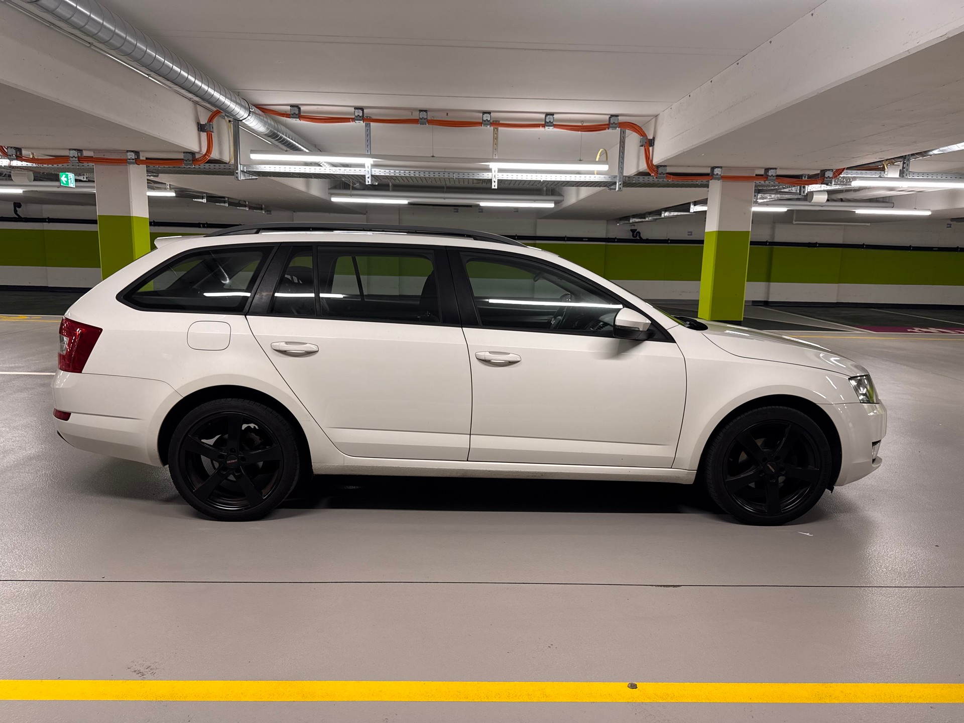 SKODA Octavia Combi 1.6 TDI Ambition-image-3