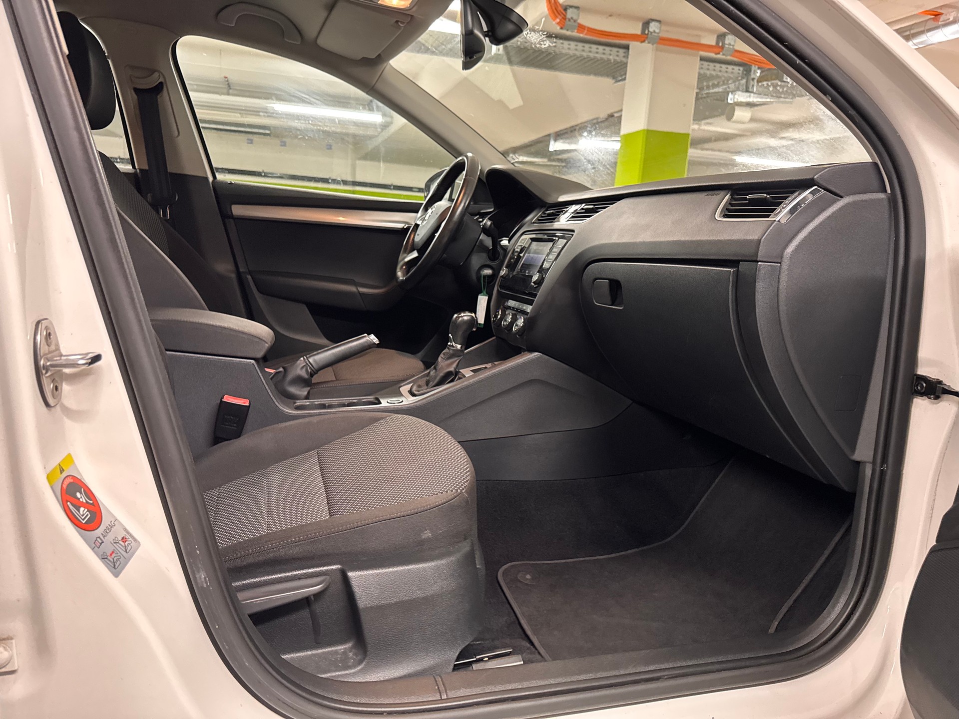 SKODA Octavia Combi 1.6 TDI Ambition-image-10