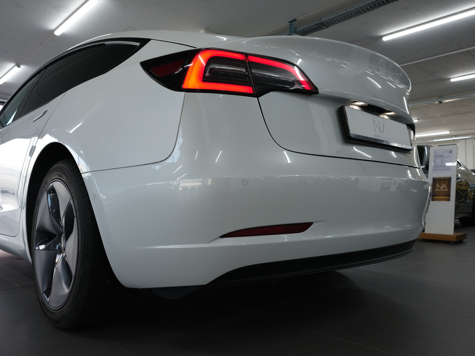 TESLA Model 3 *Panorama* *360 Kamera* *Sitzheizung*-image-10