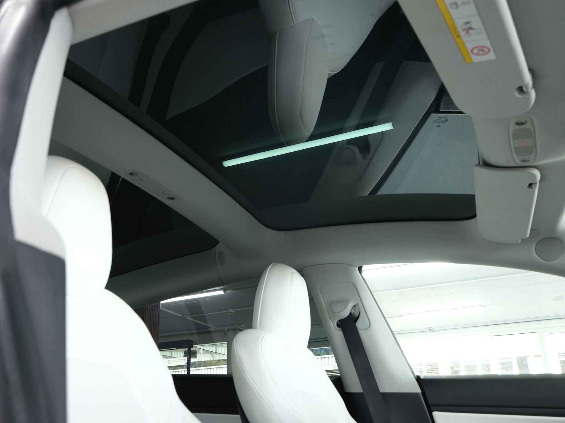 TESLA Model 3 *Panorama* *360 Kamera* *Sitzheizung*-image-19