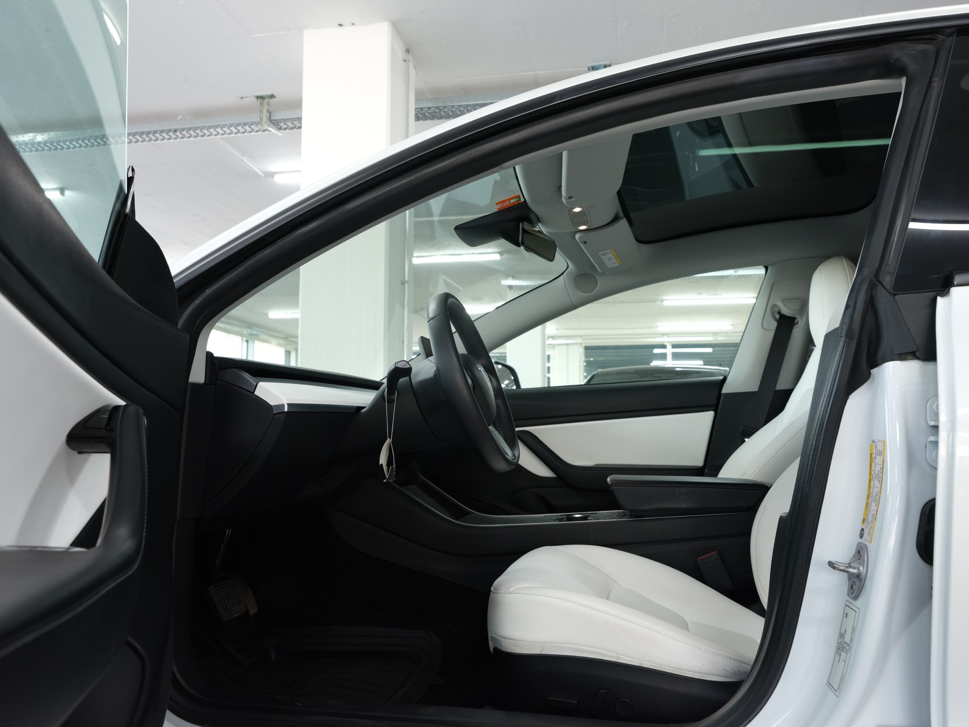 TESLA Model 3 *Panorama* *360 Kamera* *Sitzheizung*-image-12