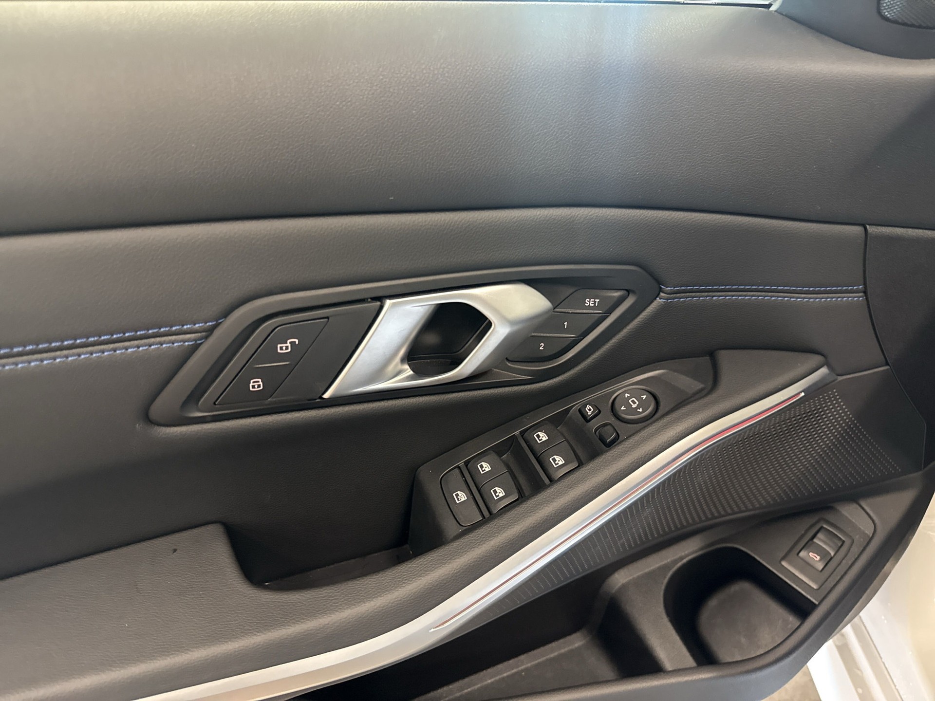 BMW 330d xDrive 48V Steptronic M Sport-image-15