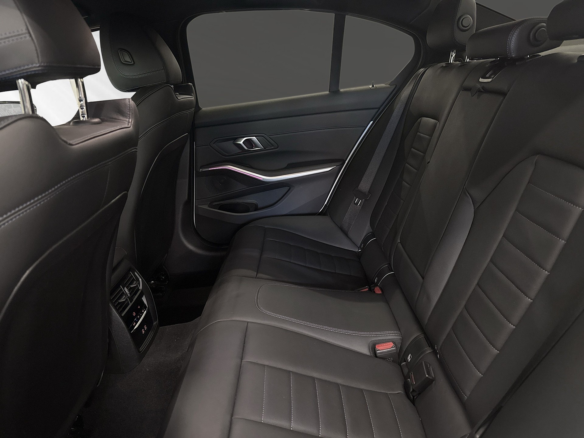 BMW 330d xDrive 48V Steptronic M Sport-image-6