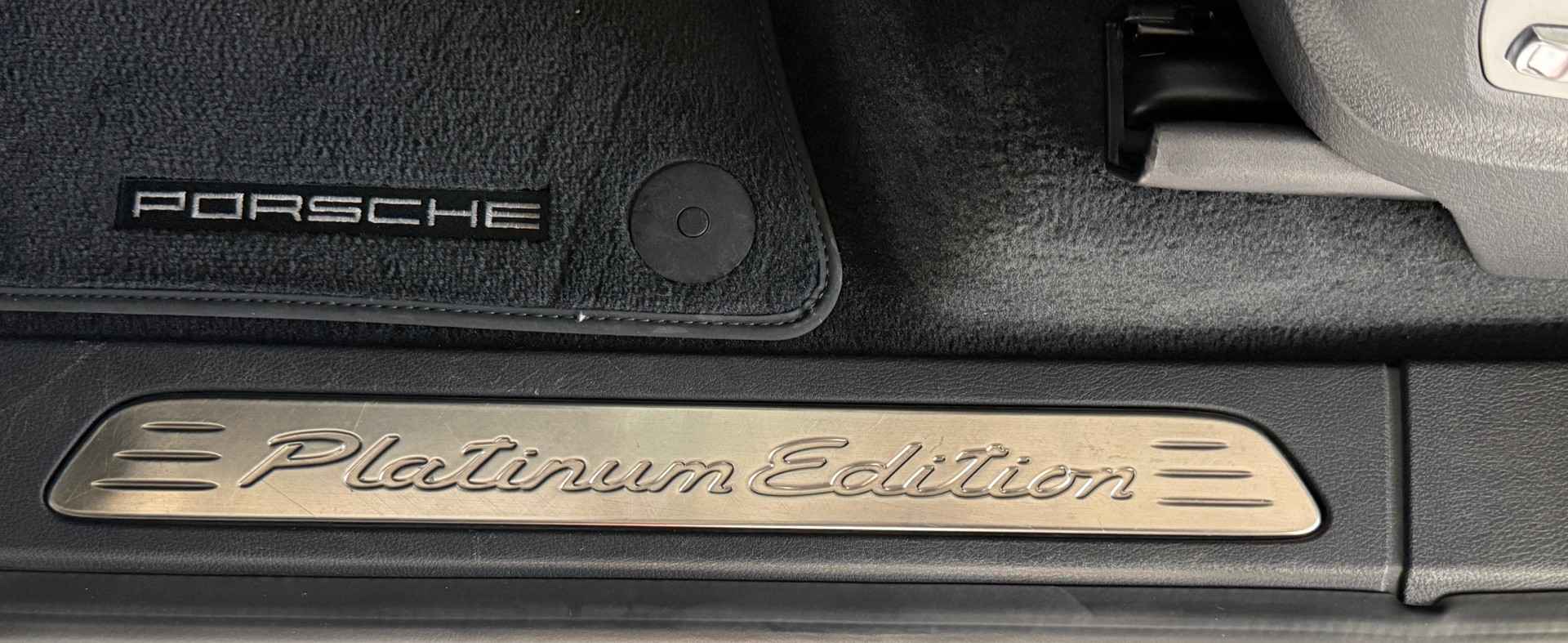 PORSCHE Cayenne Diesel Platinum Edition ***CH-Fahrzeug aus 1. Hand***Panoramadach***Luftfederung***-image-8