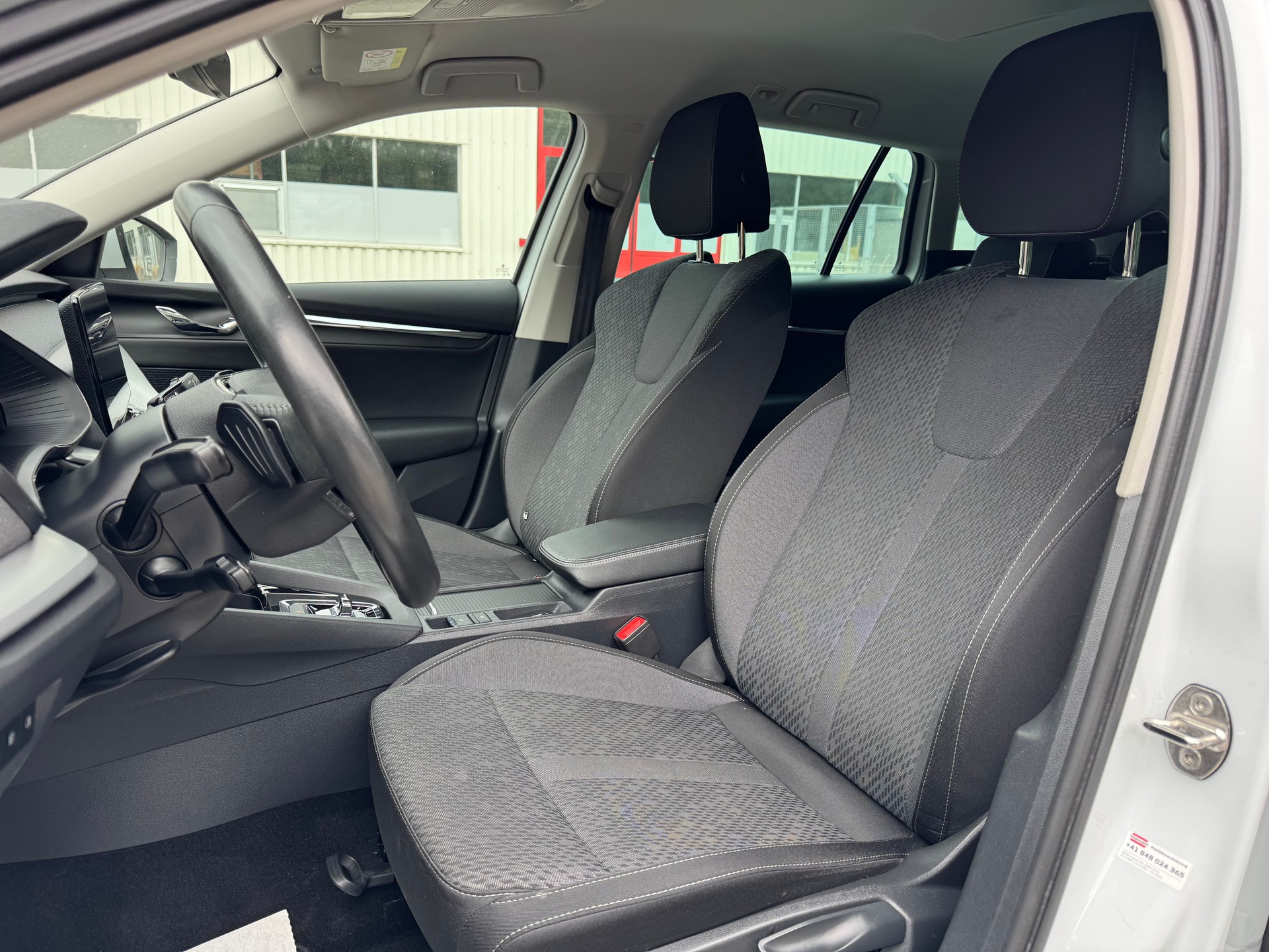 SKODA Octavia Combi 2.0 TDI DSG Ambition-image-6