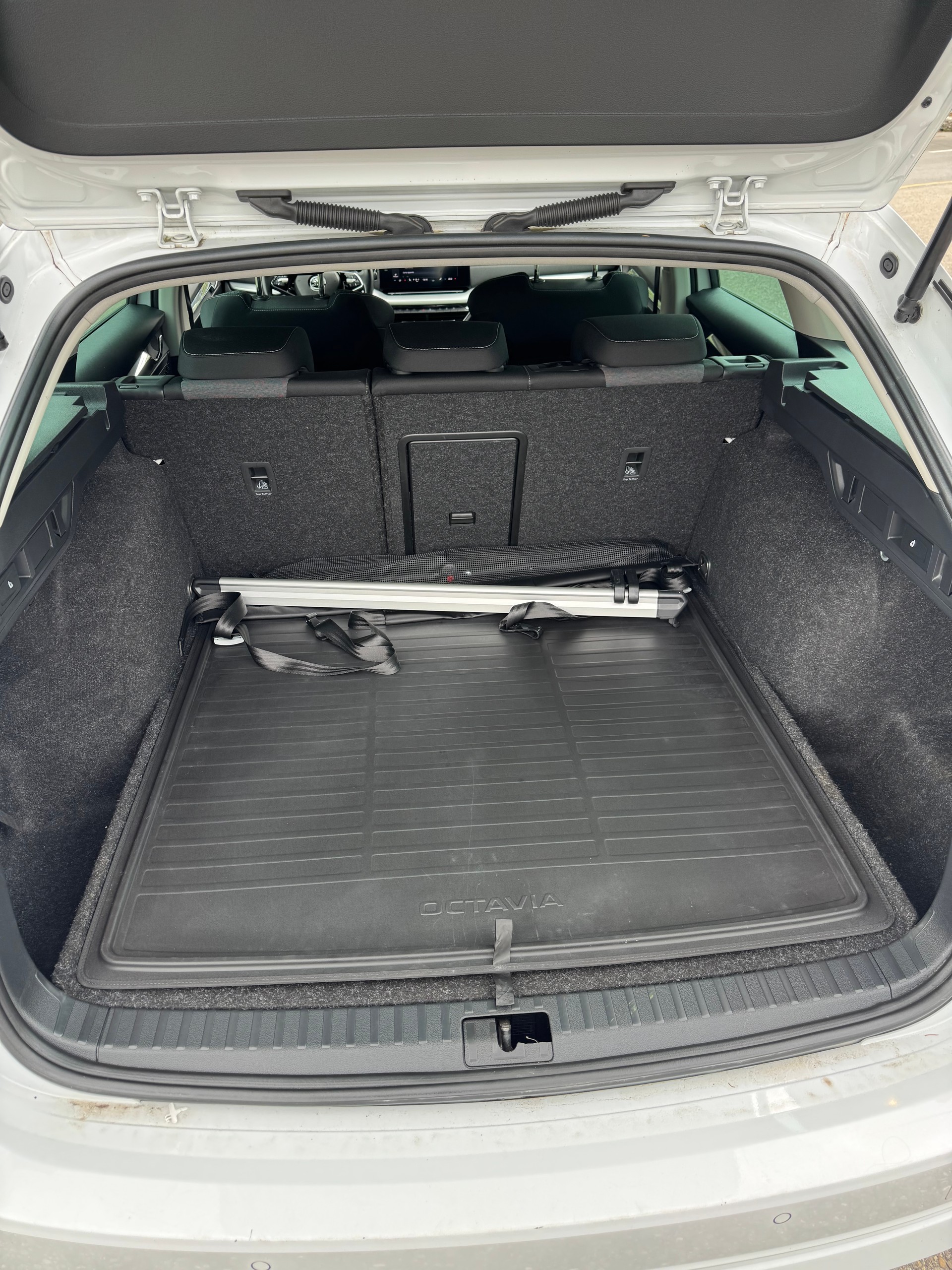 SKODA Octavia Combi 2.0 TDI DSG Ambition-image-12