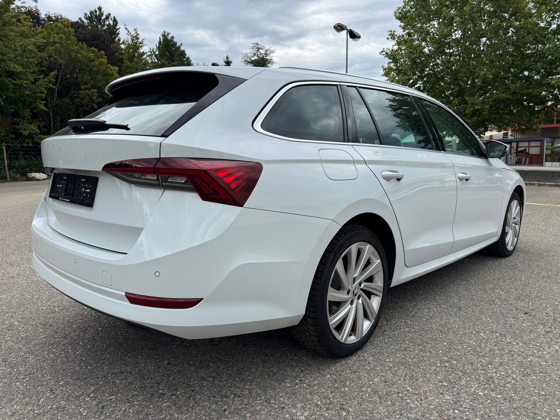 SKODA Octavia Combi 2.0 TDI DSG Ambition-image-5