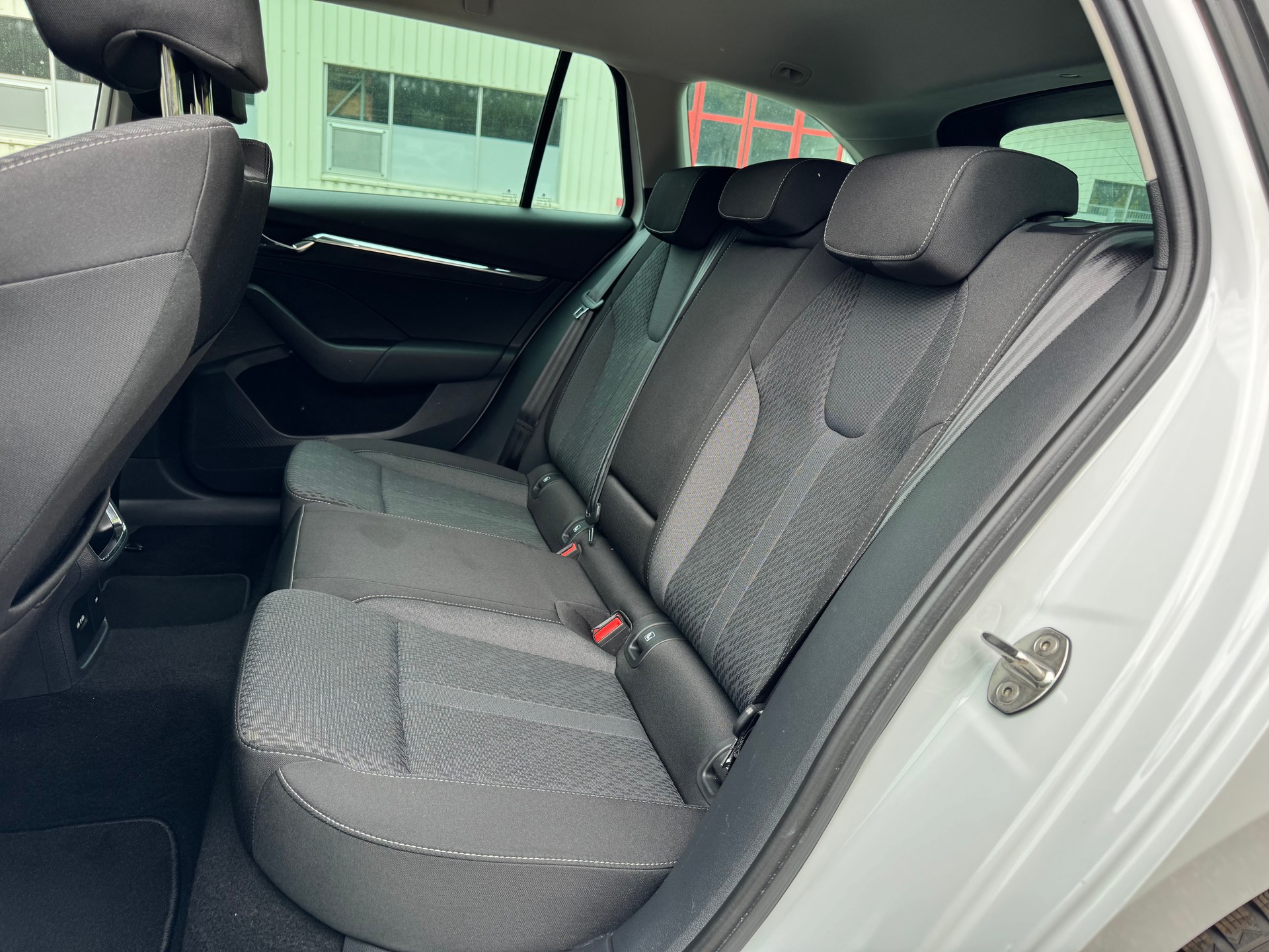 SKODA Octavia Combi 2.0 TDI DSG Ambition-image-7