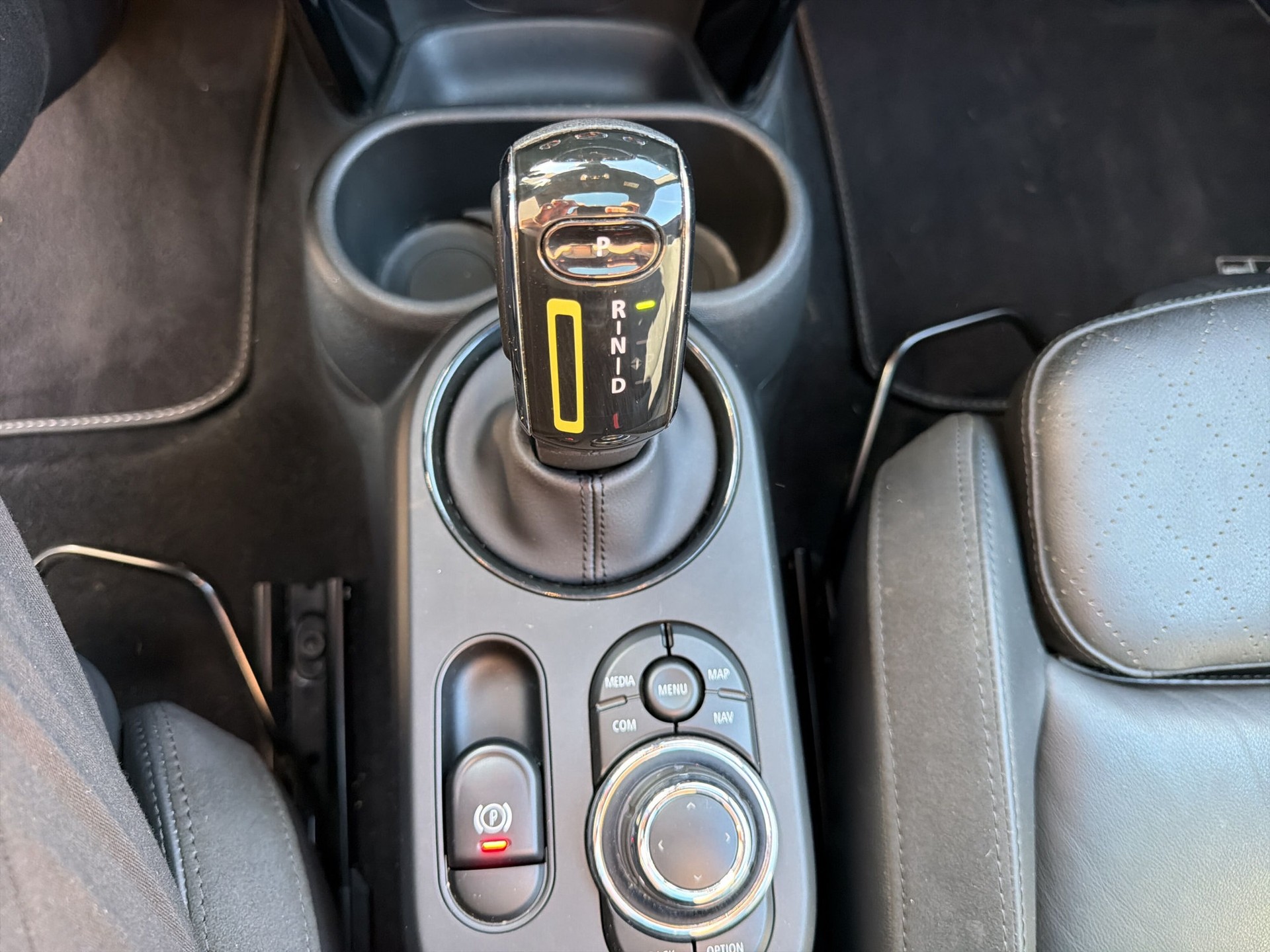 MINI Cooper SE Mosaert Edition-image-8
