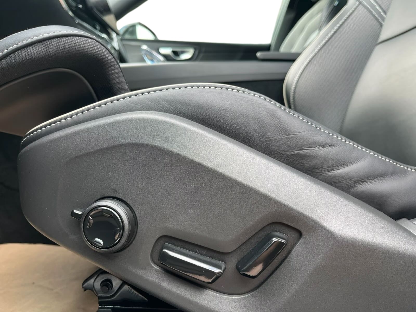 VOLVO XC60 T6 eAWD PluginHybrid Ultra Dark Geartronic-image-11