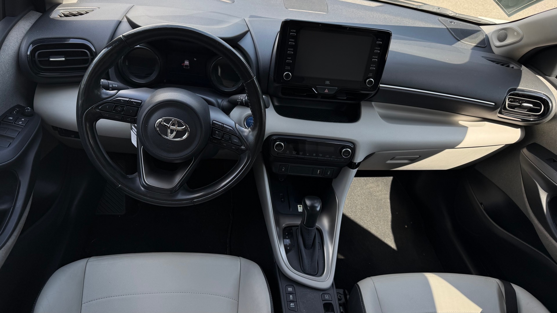TOYOTA Yaris 1.5 Premium e-CVT-image-10