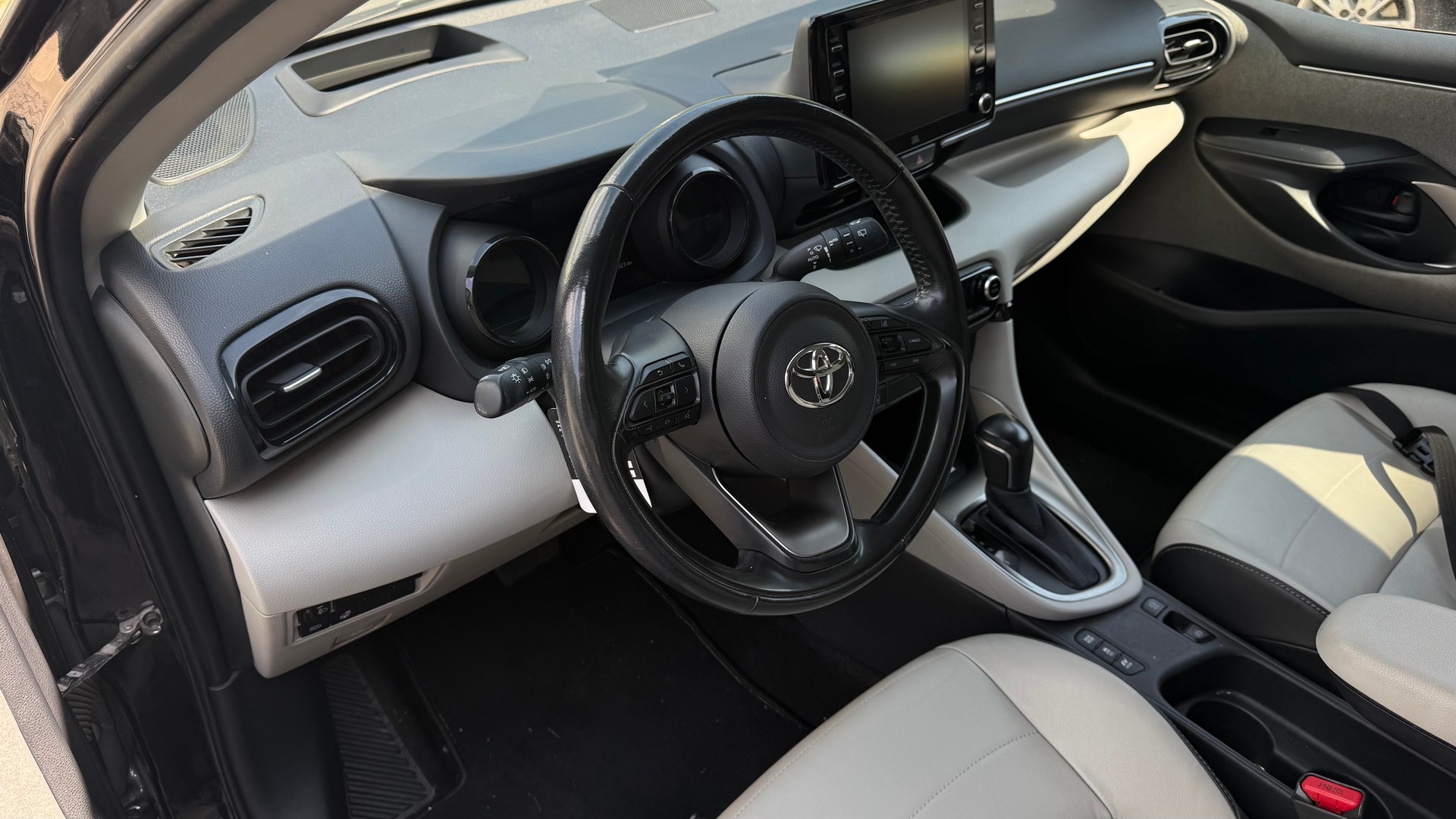 TOYOTA Yaris 1.5 Premium e-CVT-image-8