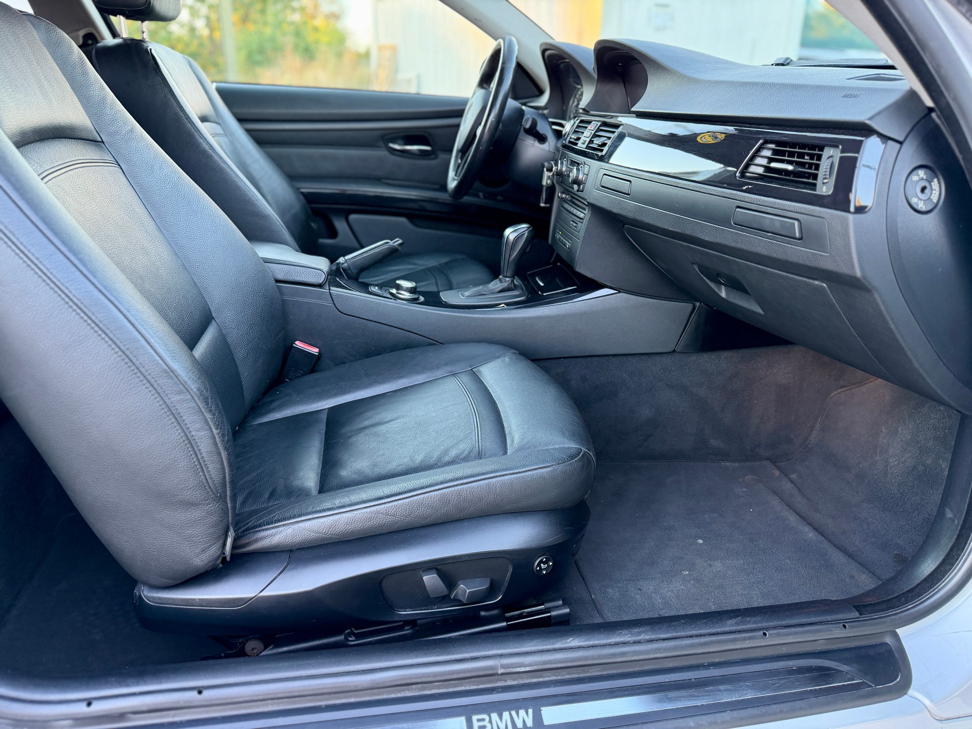 BMW BMW 330d Coupé-image-10