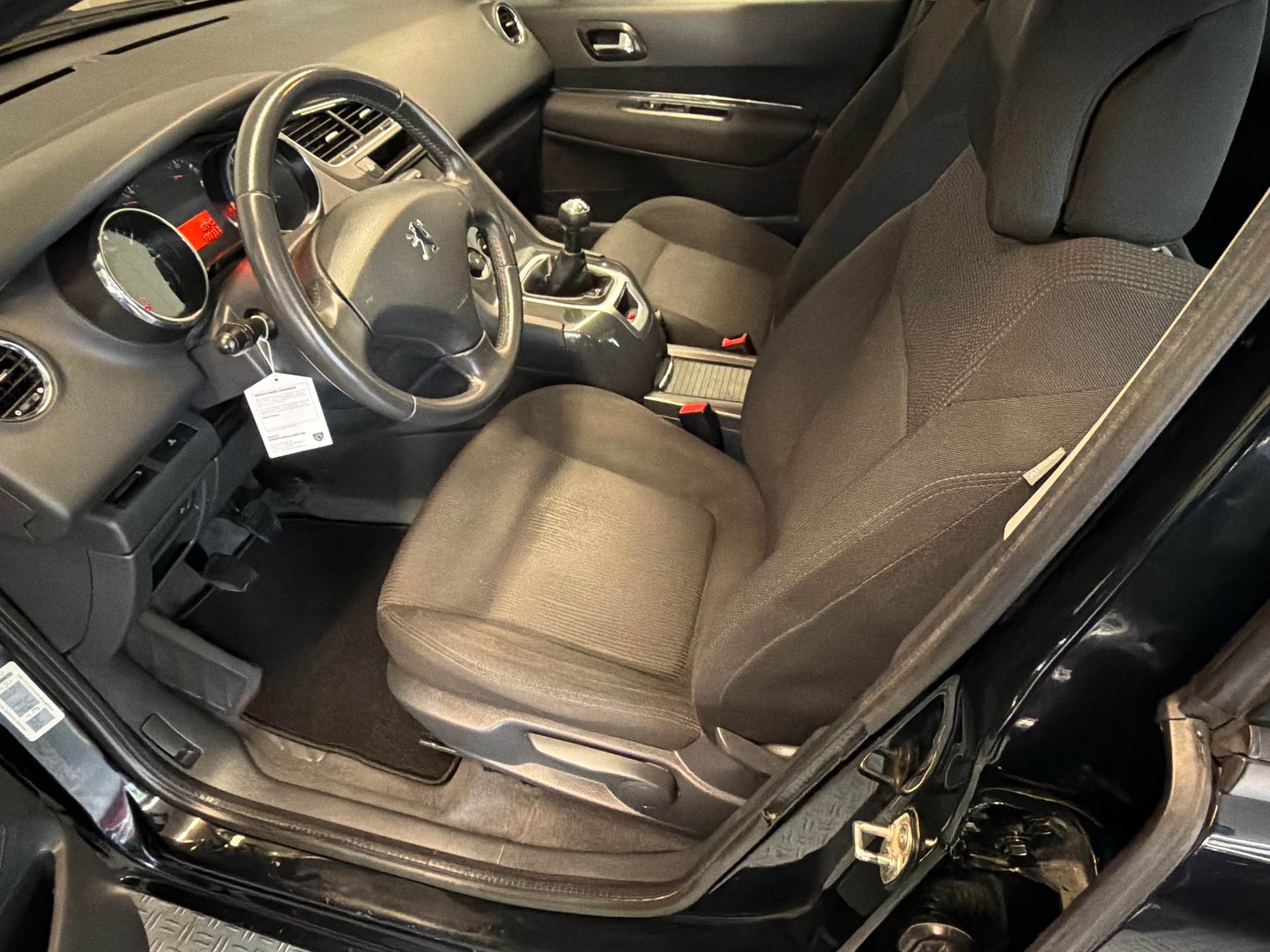 PEUGEOT 5008 1.6 16V VTI Sport-image-9