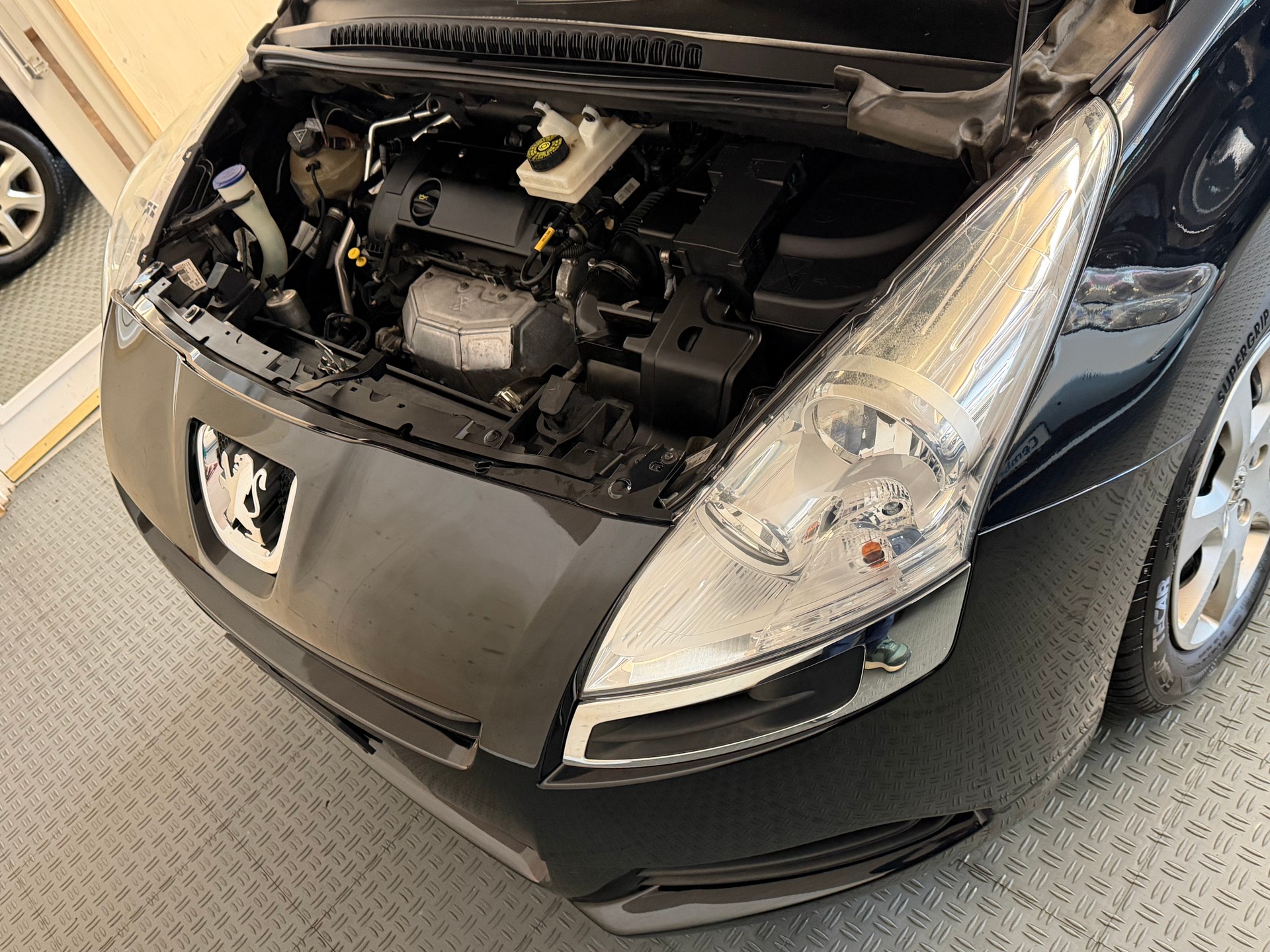 PEUGEOT 5008 1.6 16V VTI Sport-image-15
