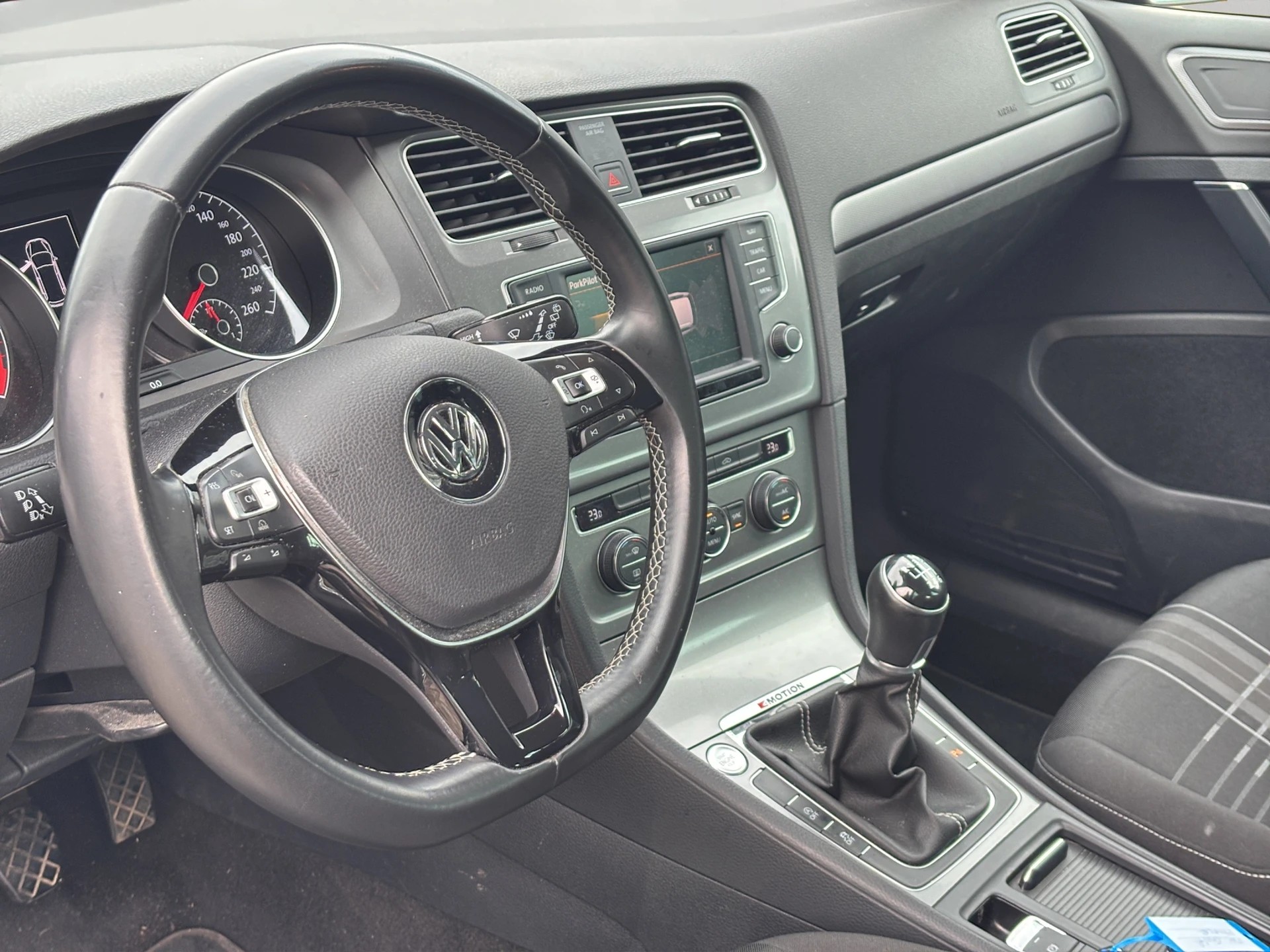 VW Golf Variant 2.0 TDI Lounge 4Motion-image-11