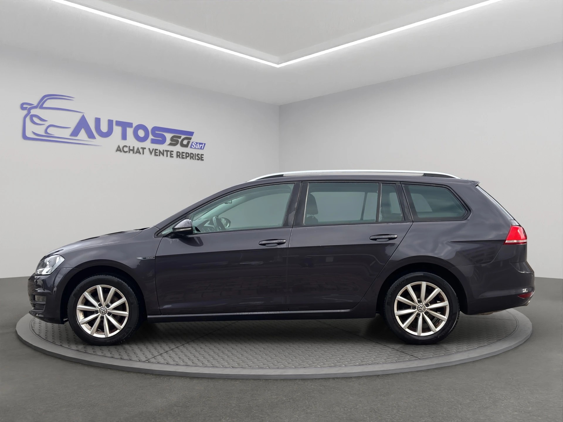 VW Golf Variant 2.0 TDI Lounge 4Motion-image-4