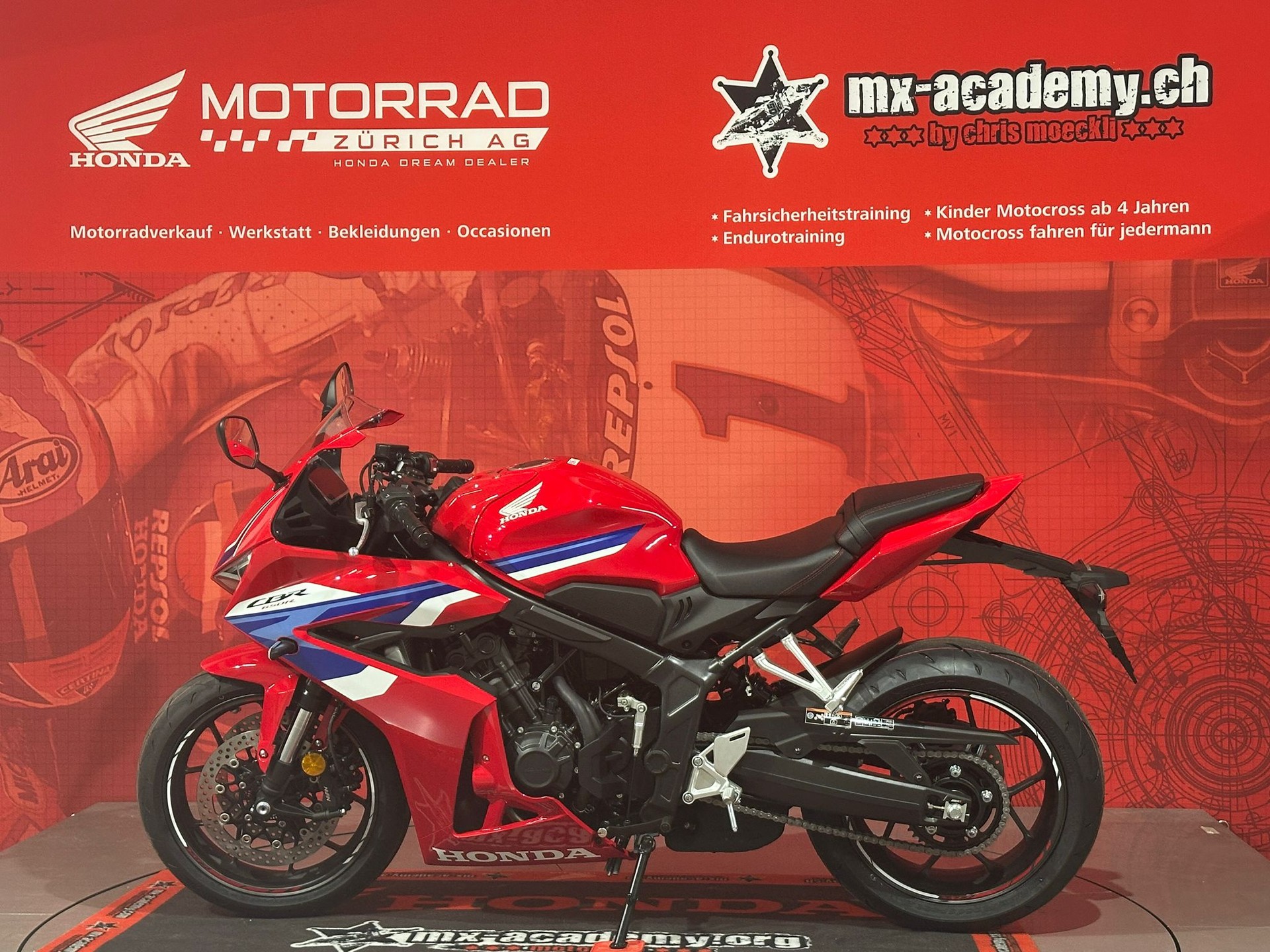 HONDA CBR 650 R E-Clutch**Modell 2026*Neufahrzeug**Grand Prix Red**Jetzt reservieren möglich*-showroom-element-1