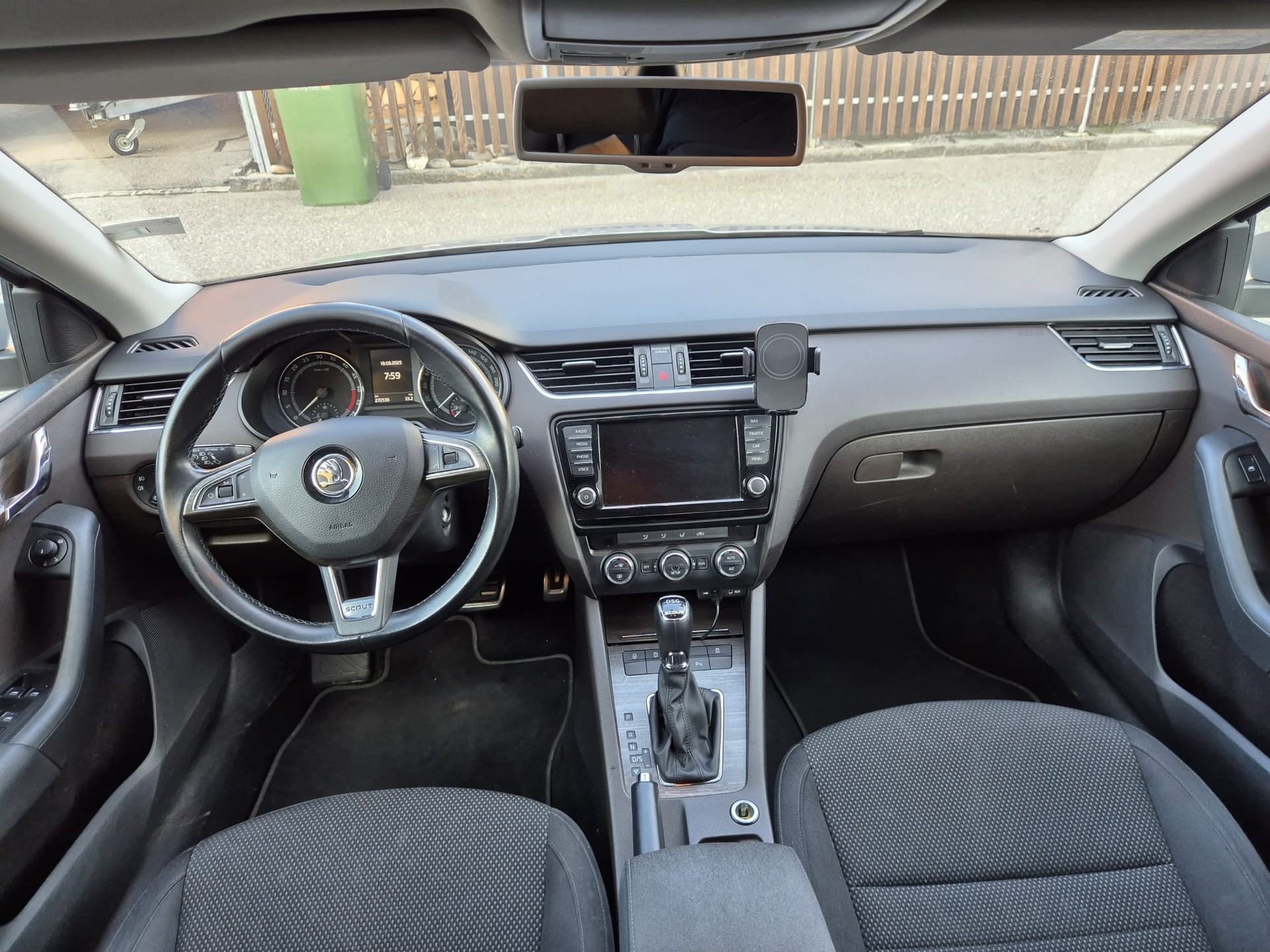 SKODA Octavia Combi 2.0 TDI Scout 4x4 DSG-image-4