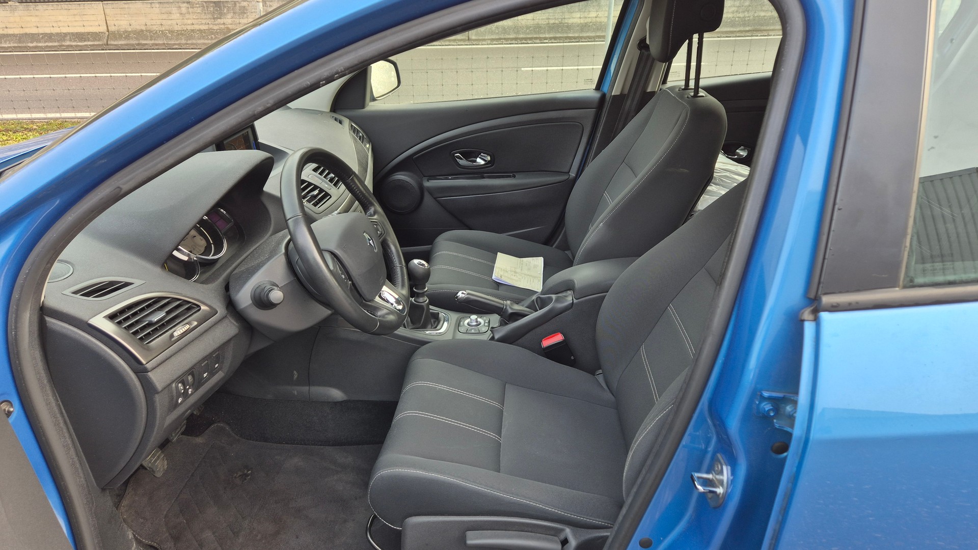 RENAULT Mégane 1.5 dCi Swiss Edition-image-7