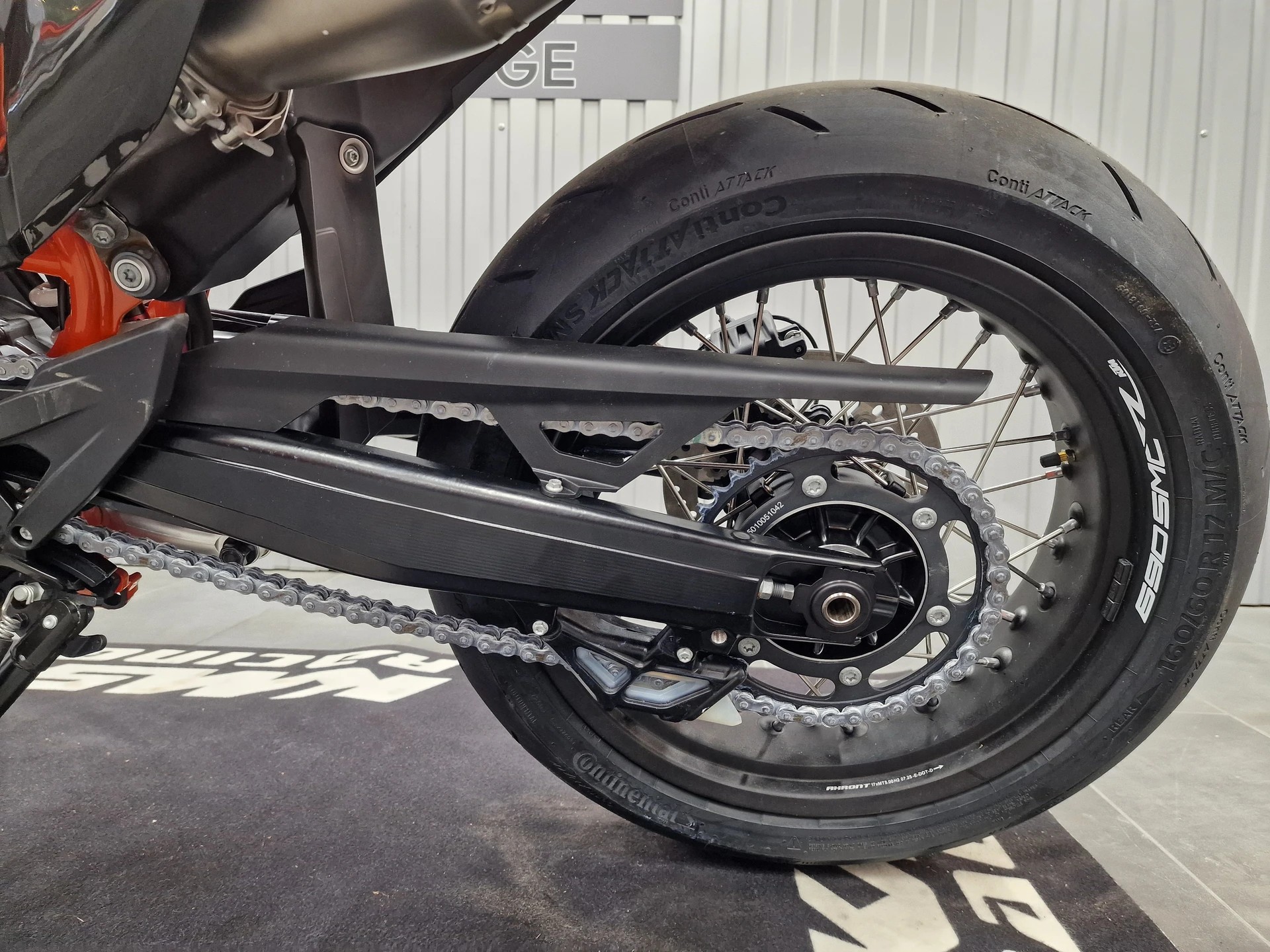 KTM 690 SMC R ABS (35 kW)-image-6