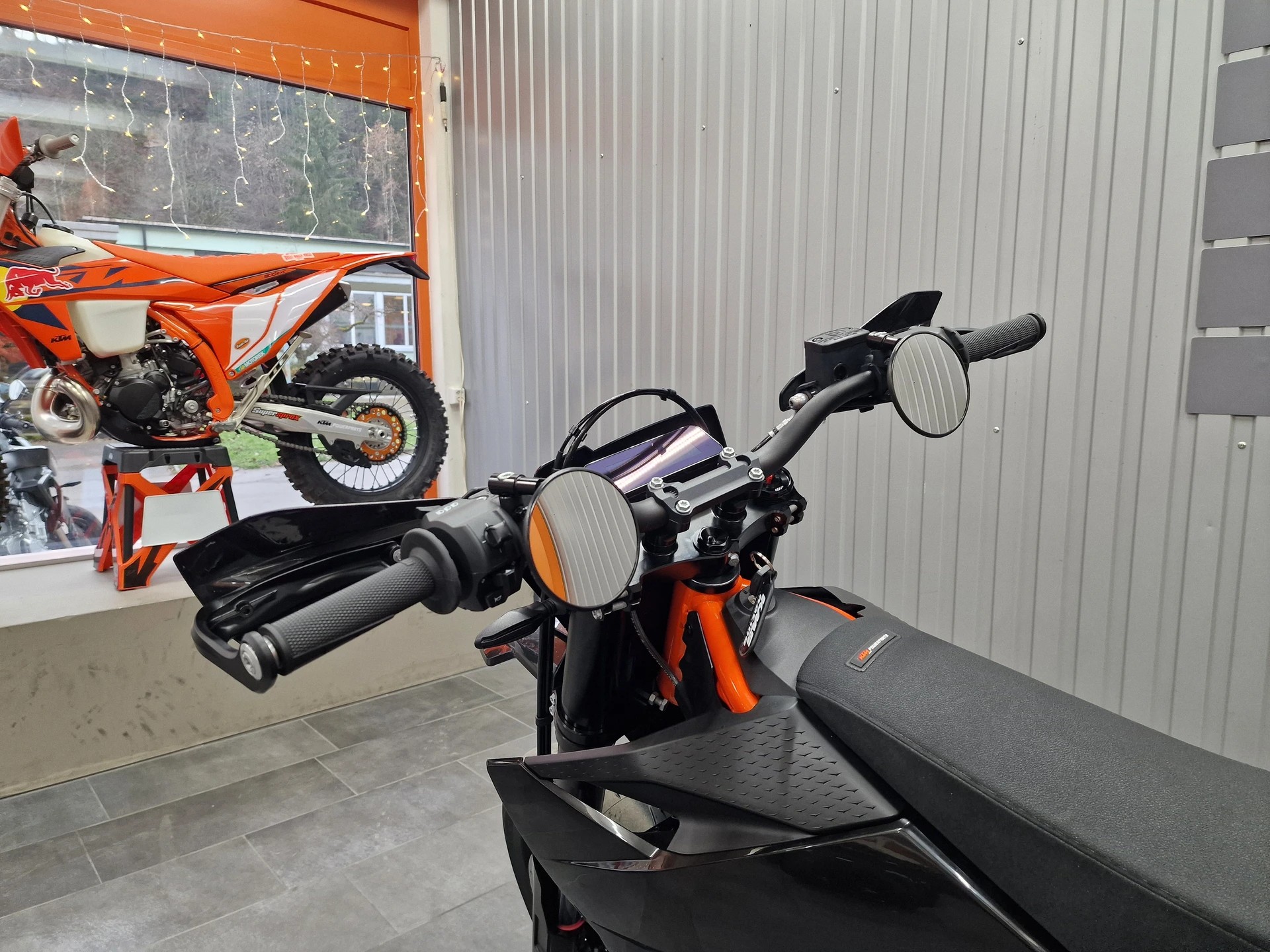 KTM 690 SMC R ABS (35 kW)-image-7