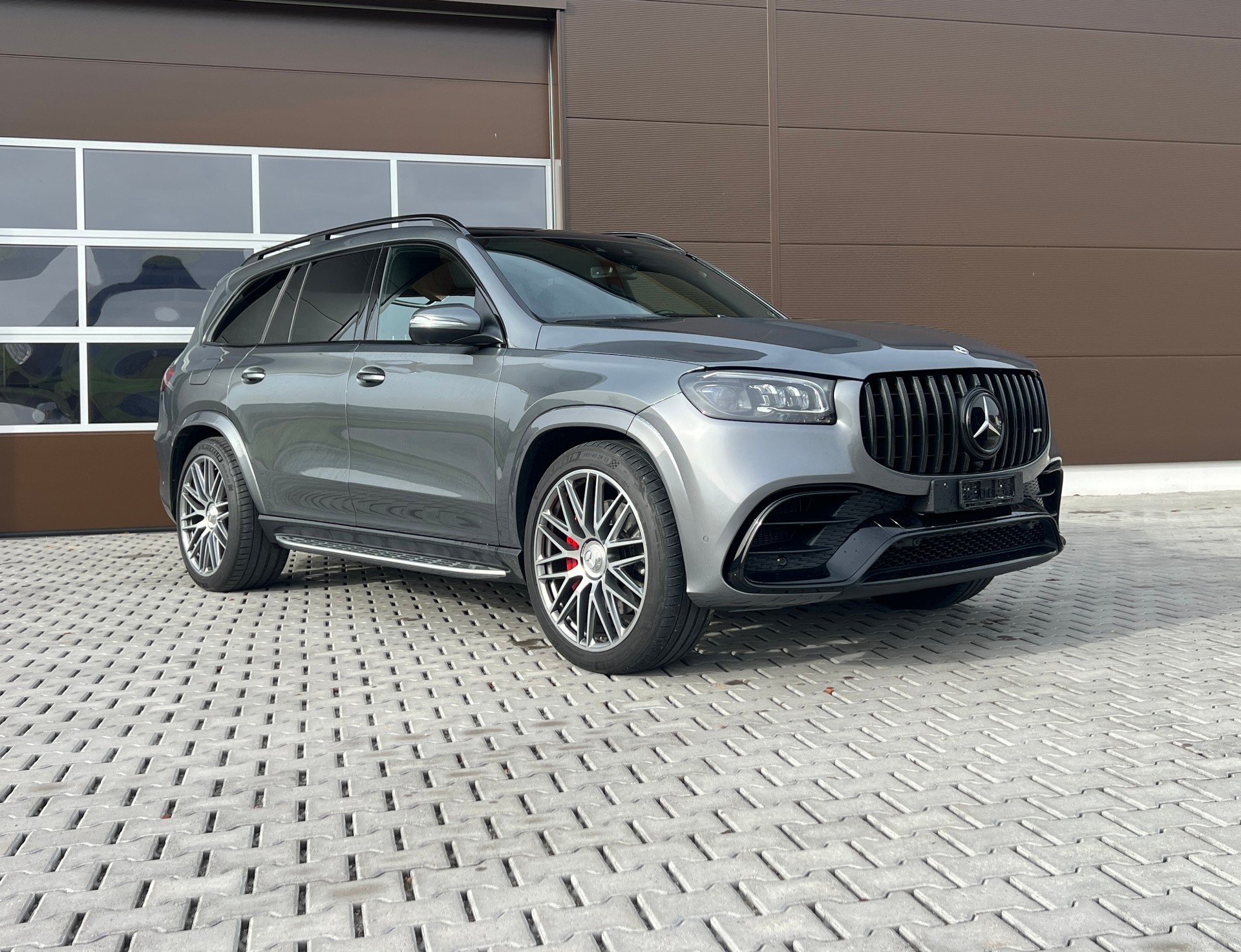MERCEDES-BENZ GLS 63 4Matic+ TCT 9G •3.9% Leasing-image-1