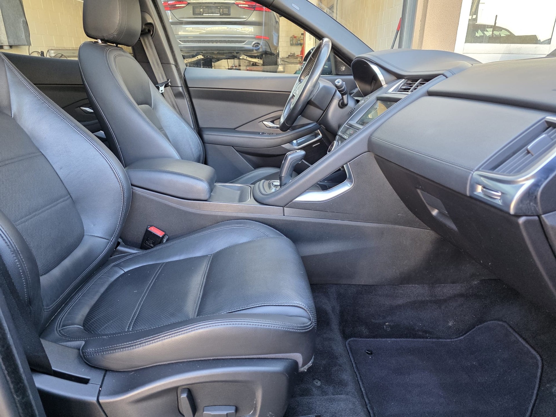 JAGUAR E-Pace 2.0 P200 AWD Automatik-image-7