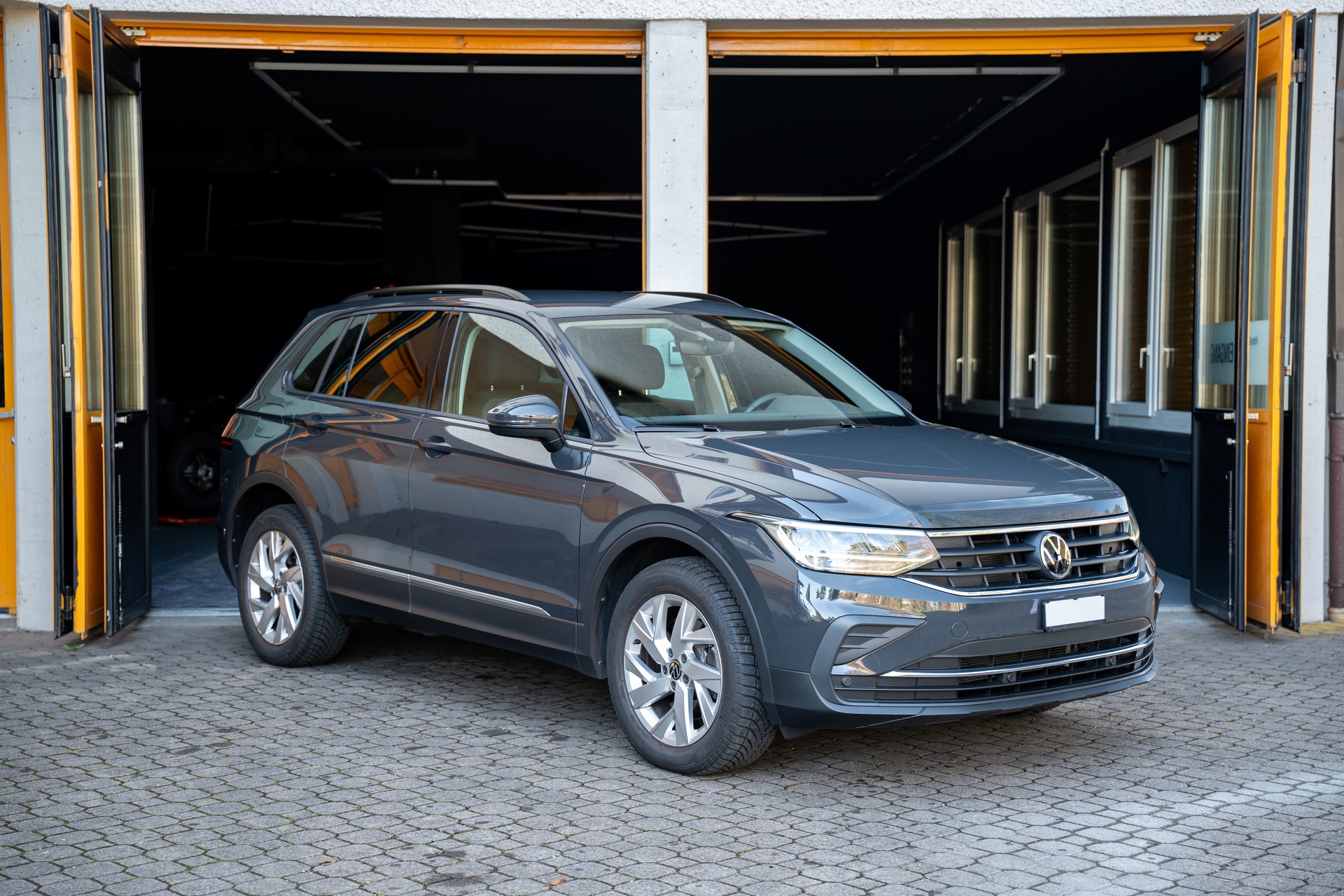 VW Tiguan 2.0TSI Life 4Motion DSG-image-2