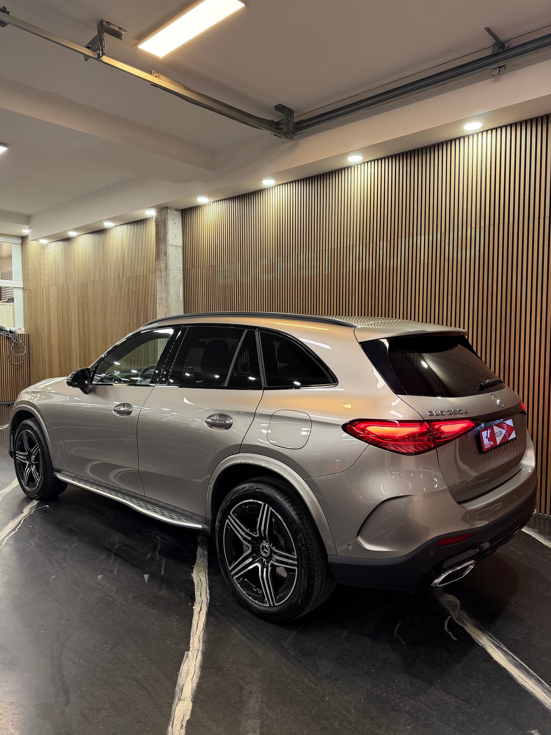 MERCEDES-BENZ GLC 300 e 4Matic 9G-Tronic-showroom-element-3