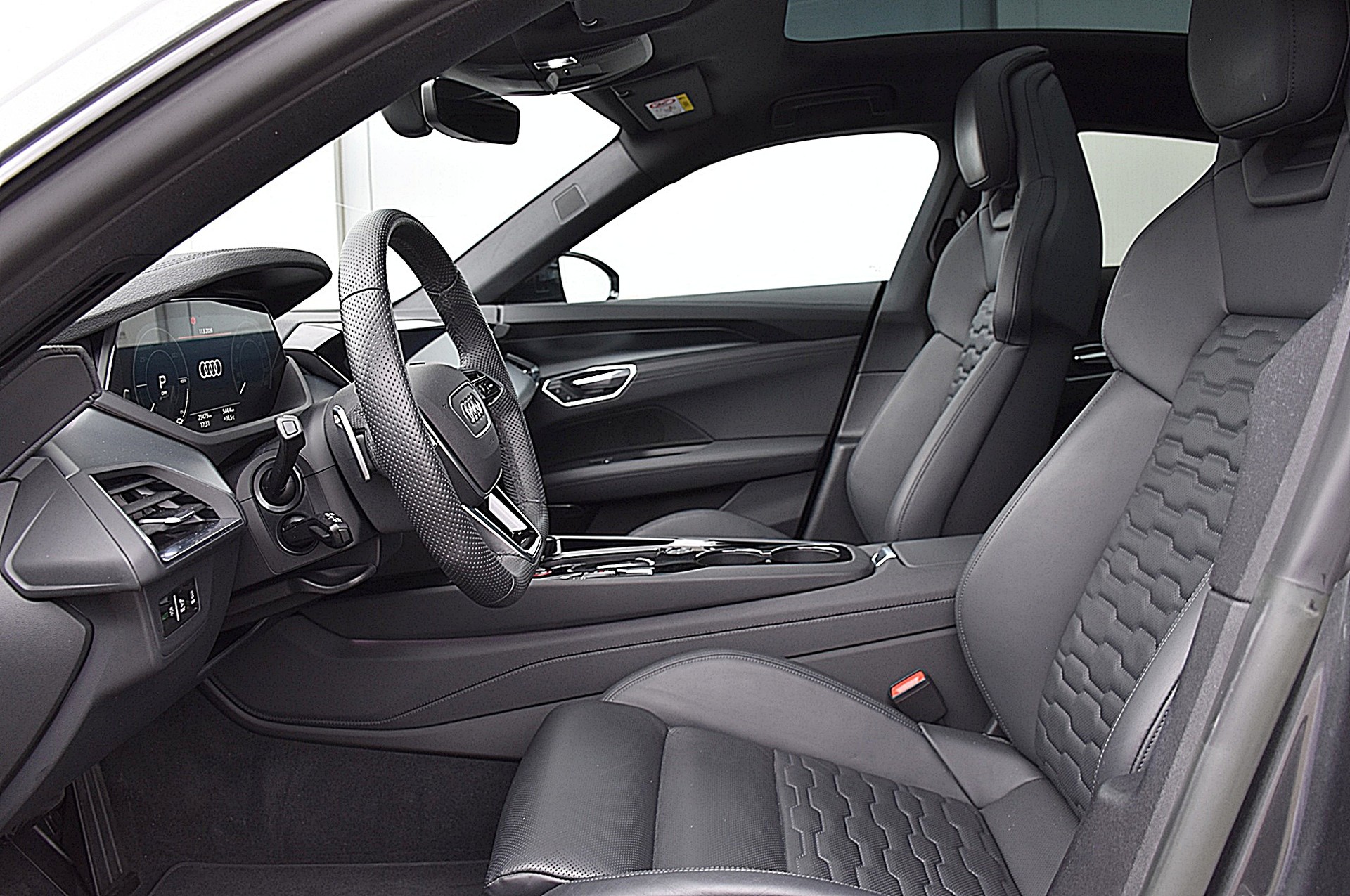 AUDI e-tron GT quattro-image-7