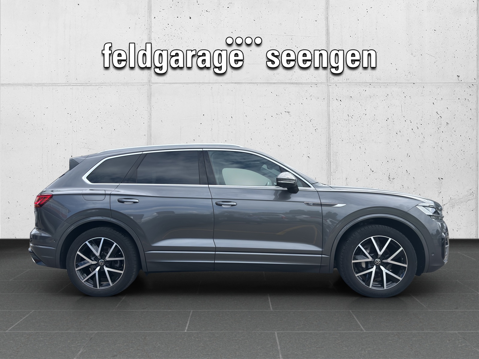 VW Touareg 3.0 TDI R Line Tiptronic mit AHK, Panorama-Ausstell-/Schiebedach, Standheizung & Winterräder-showroom-element-3