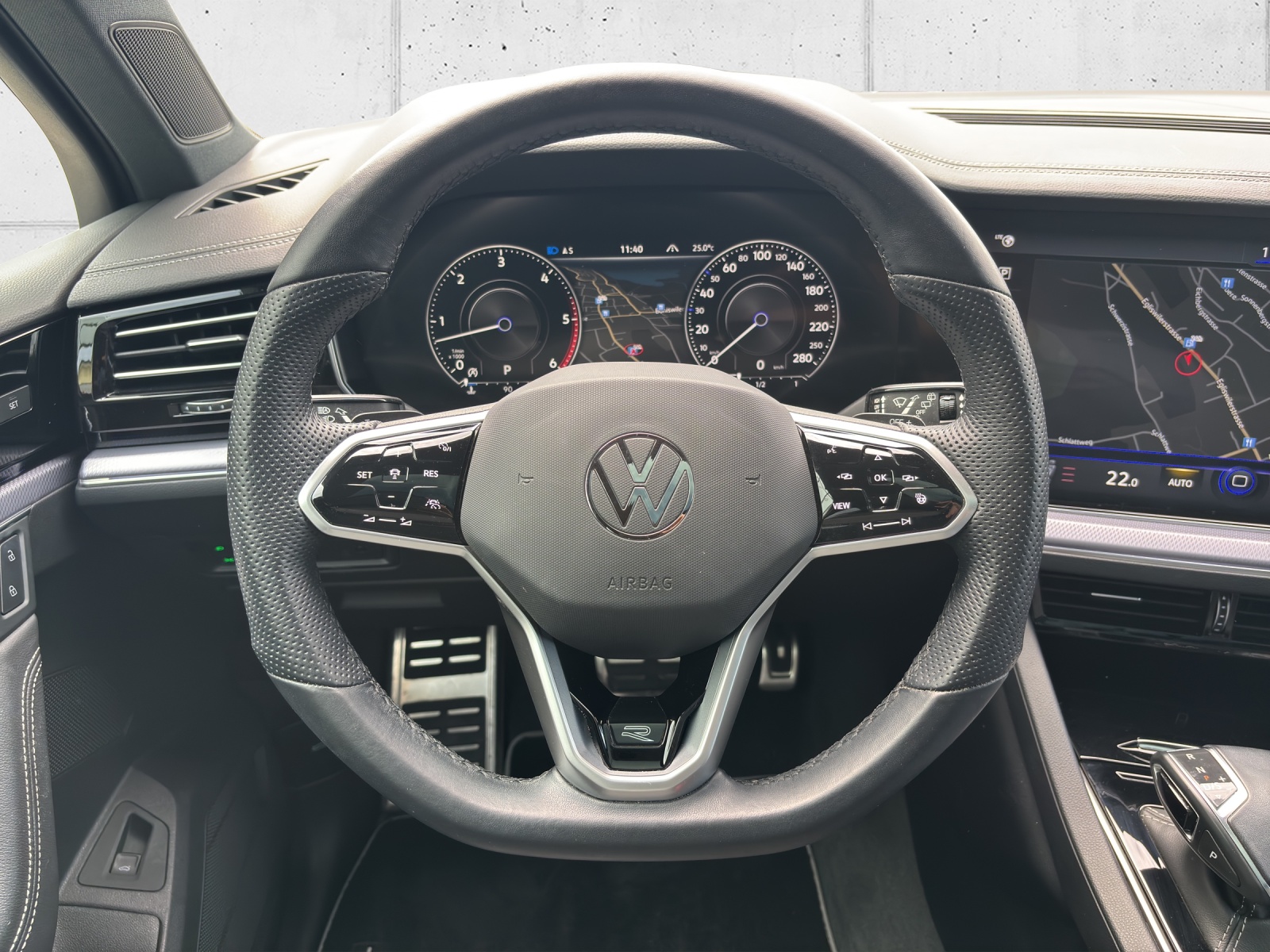 VW Touareg 3.0 TDI R Line Tiptronic mit AHK, Panorama-Ausstell-/Schiebedach, Standheizung & Winterräder-image-13