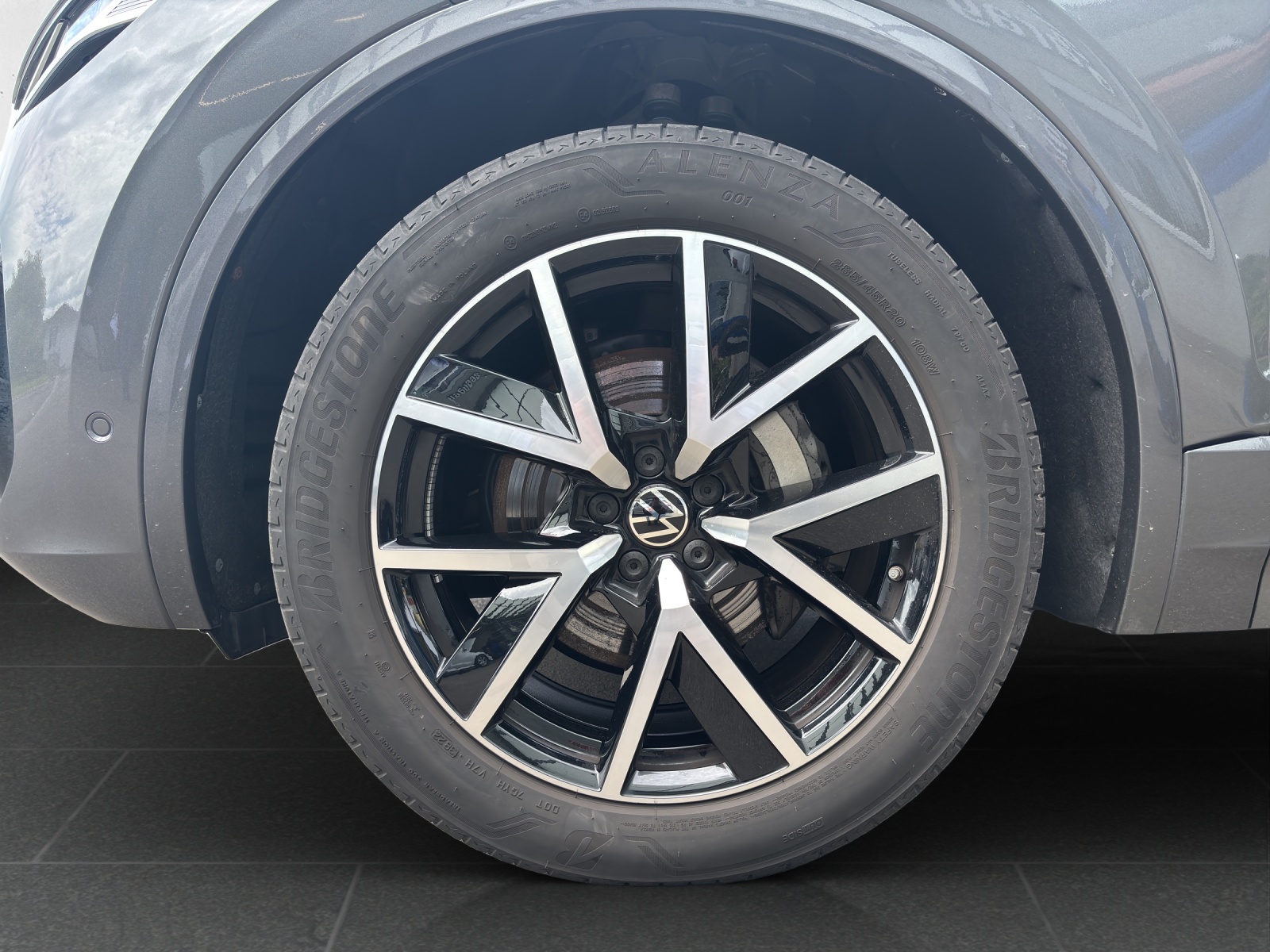 VW Touareg 3.0 TDI R Line Tiptronic mit AHK, Panorama-Ausstell-/Schiebedach, Standheizung & Winterräder-image-11