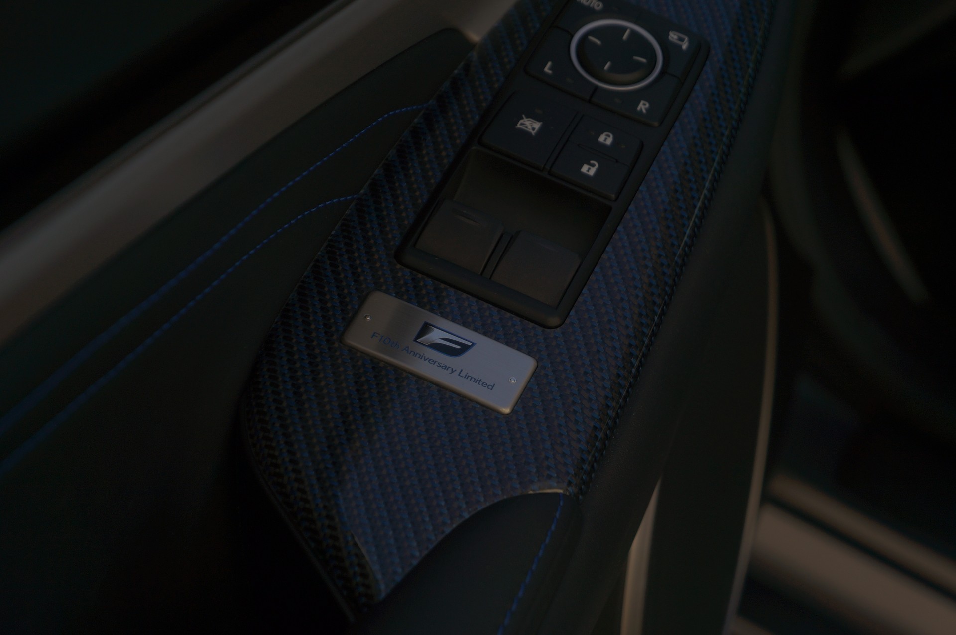 LEXUS 5.0 V8 Carbon 10th Anniversary-image-9