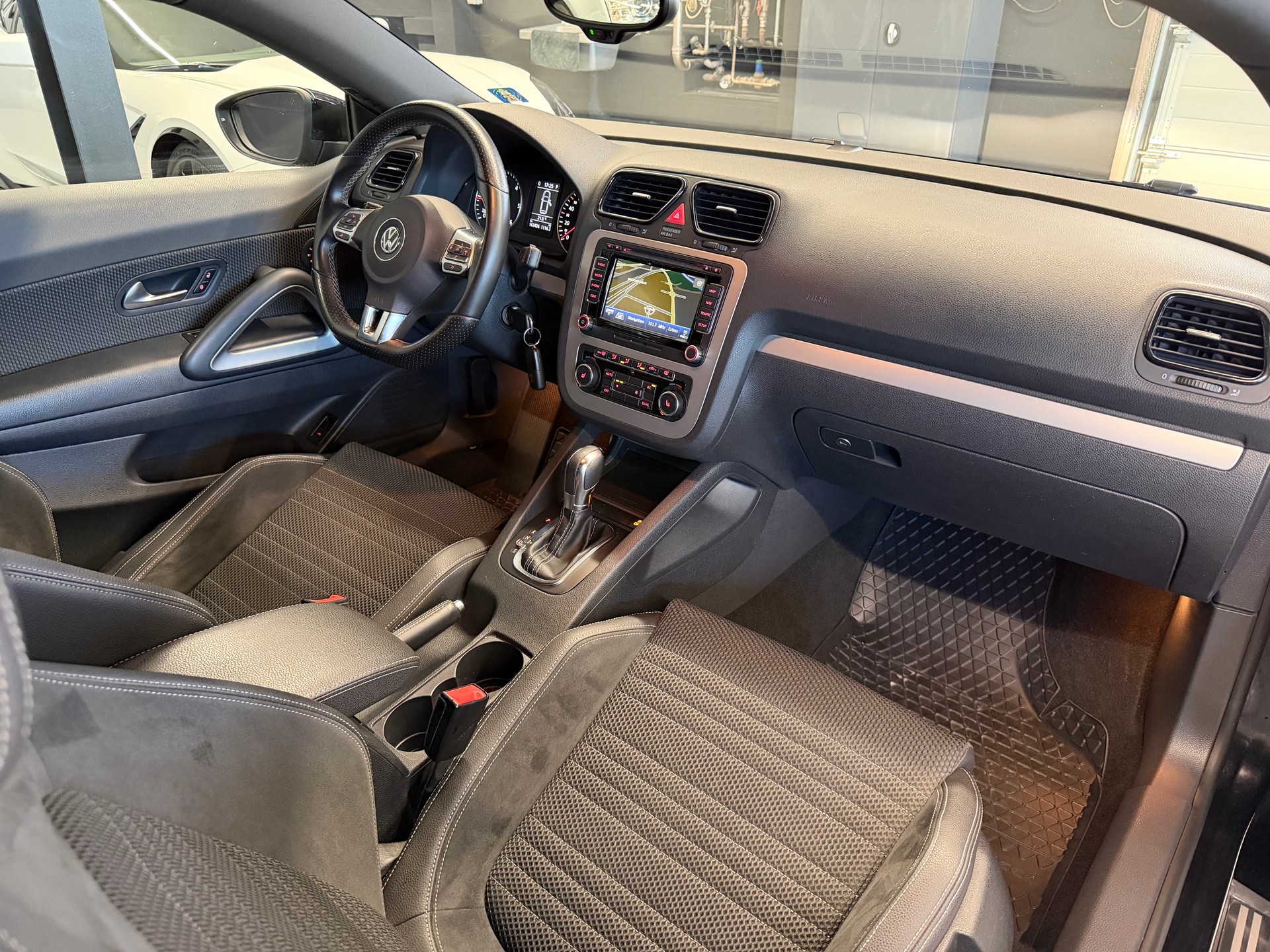 VW Scirocco 2.0 TDI BlueMotion Technology Team DSG-image-11