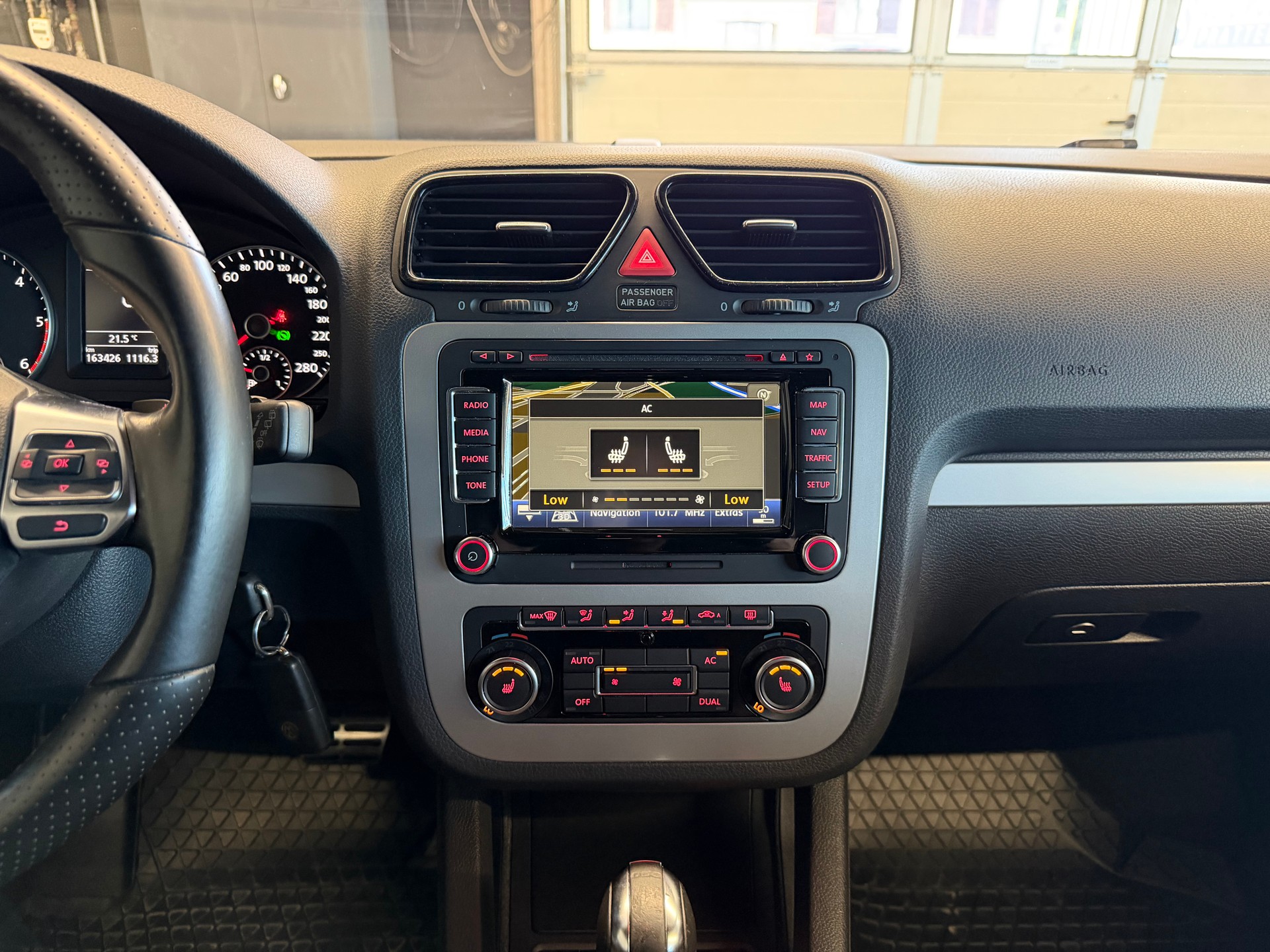 VW Scirocco 2.0 TDI BlueMotion Technology Team DSG-image-13