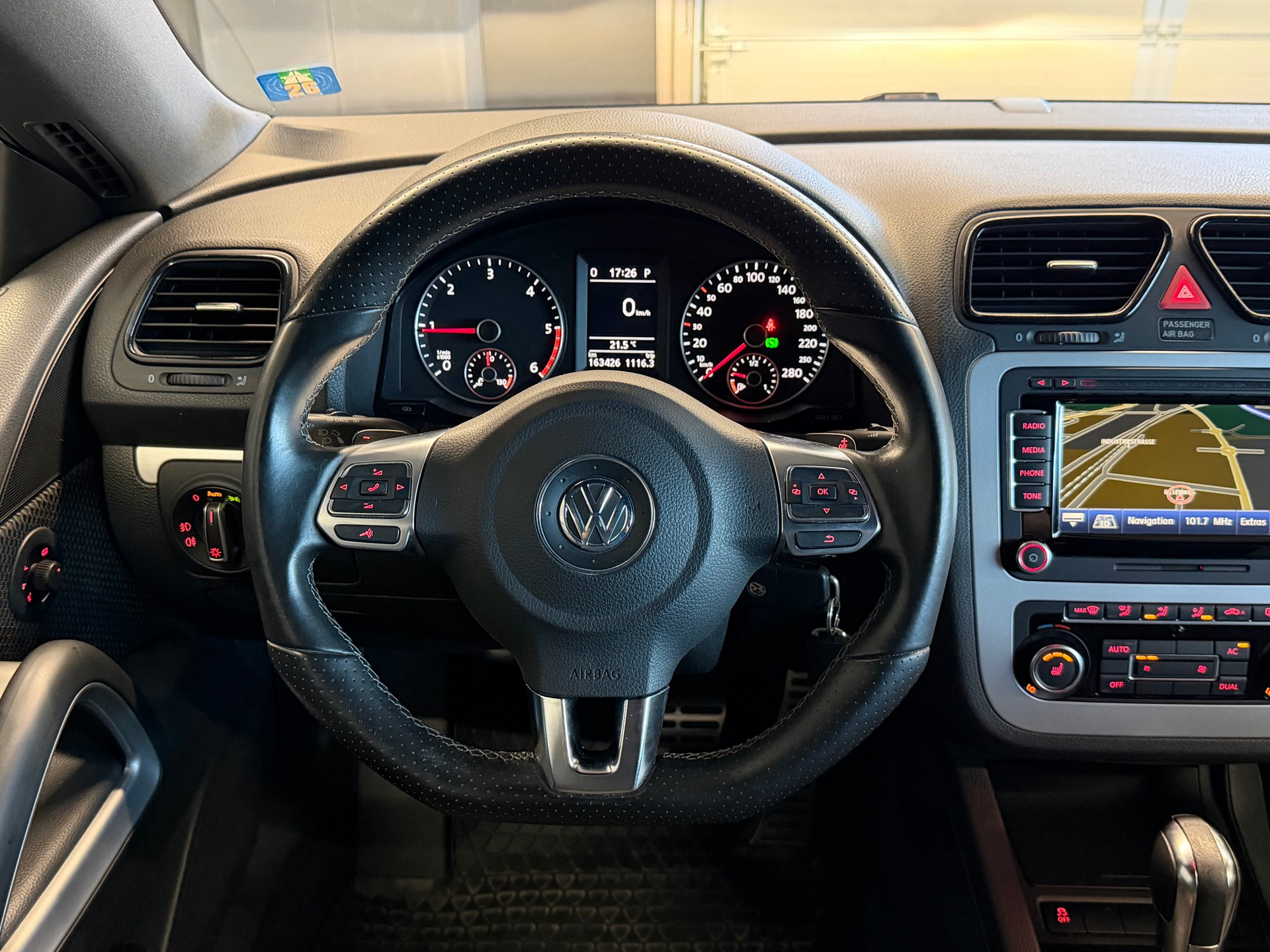 VW Scirocco 2.0 TDI BlueMotion Technology Team DSG-image-16