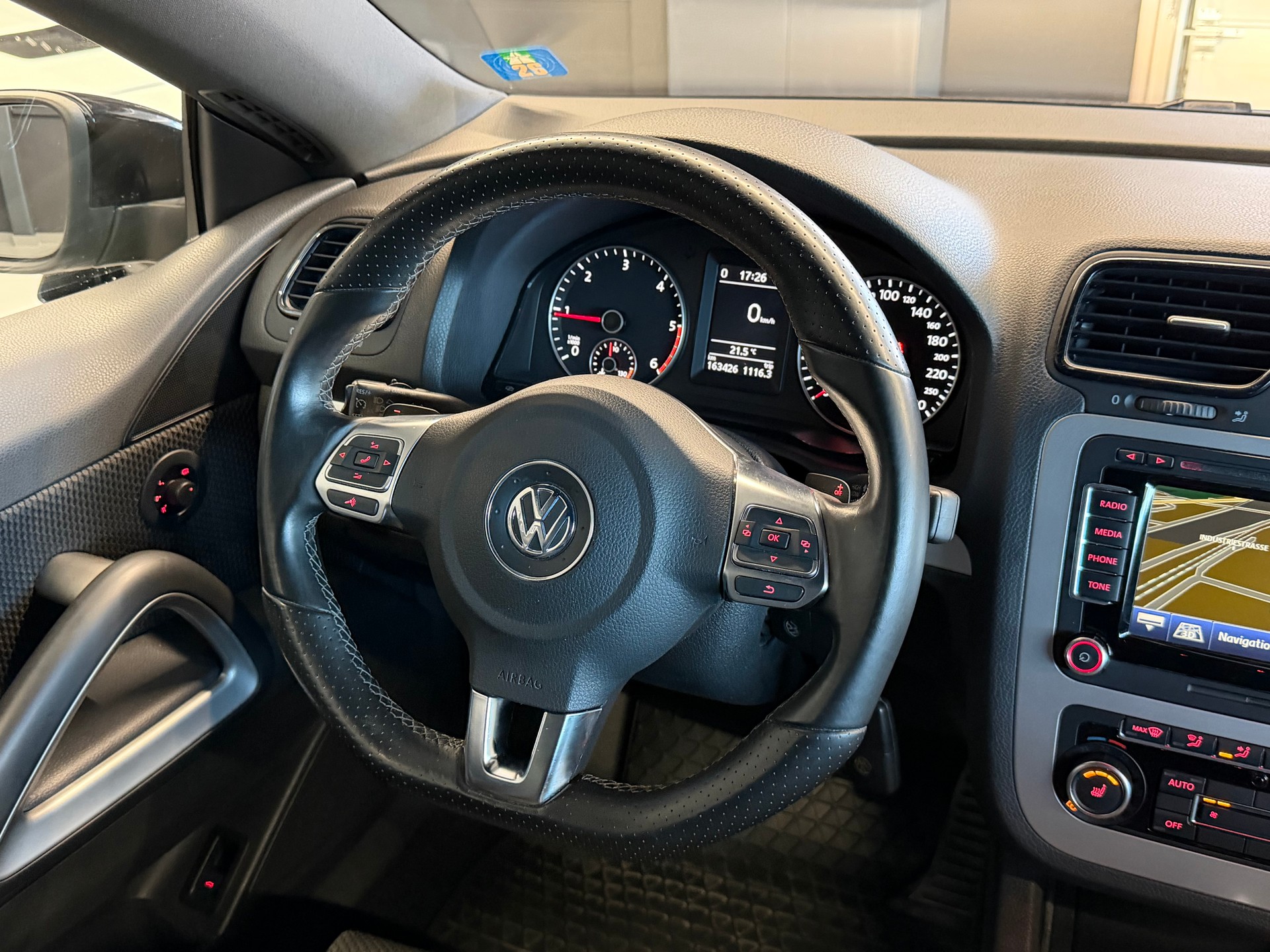VW Scirocco 2.0 TDI BlueMotion Technology Team DSG-image-15