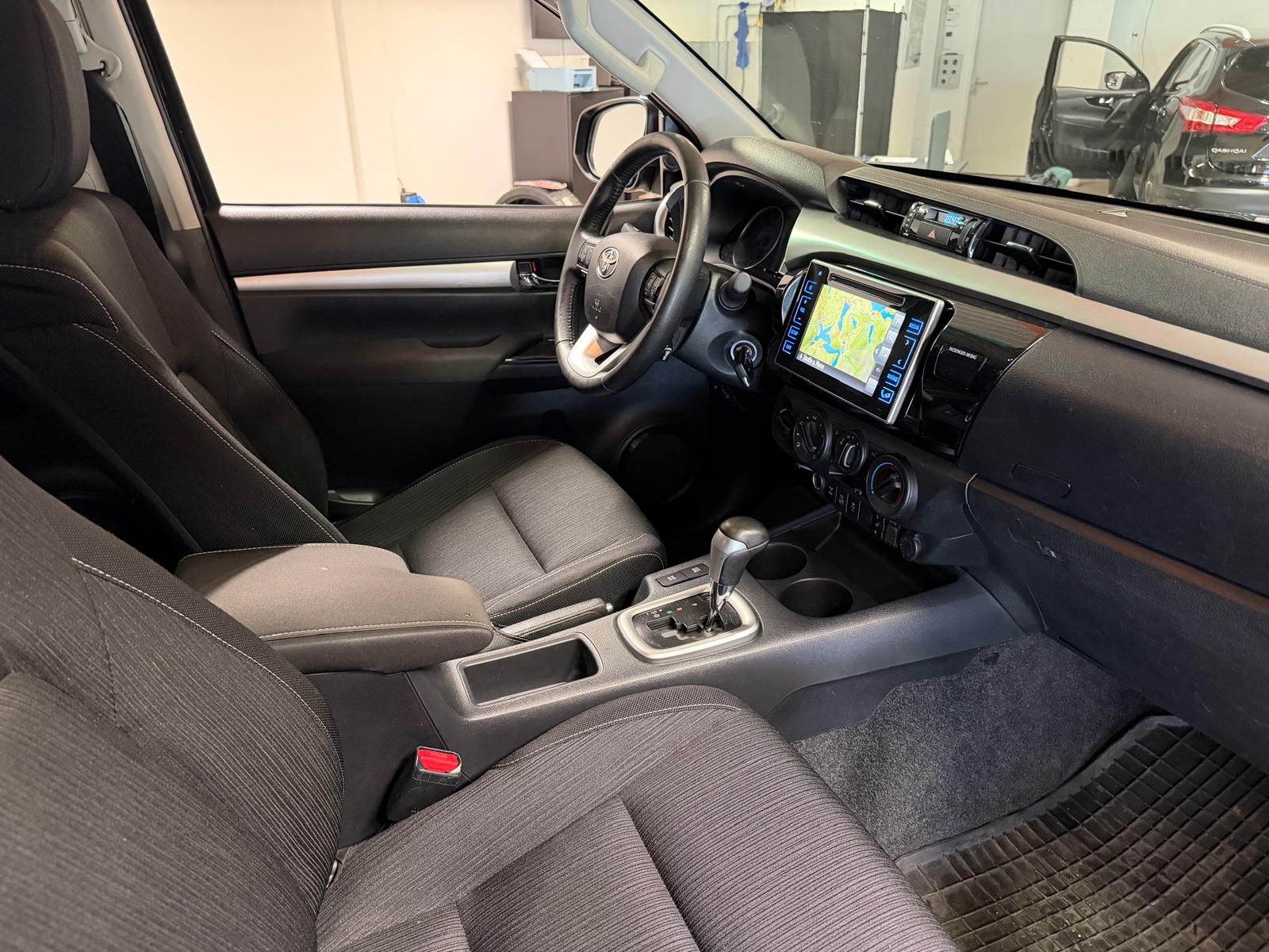 TOYOTA Hilux 2.4D-4D Sol DoubleCab 4x4 A-image-14