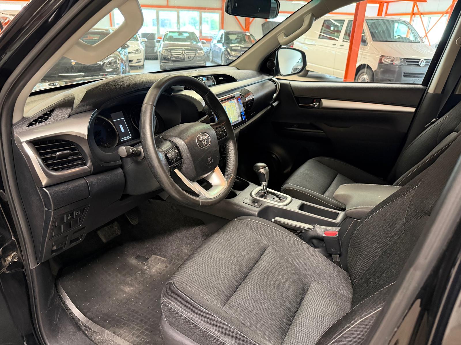 TOYOTA Hilux 2.4D-4D Sol DoubleCab 4x4 A-image-11