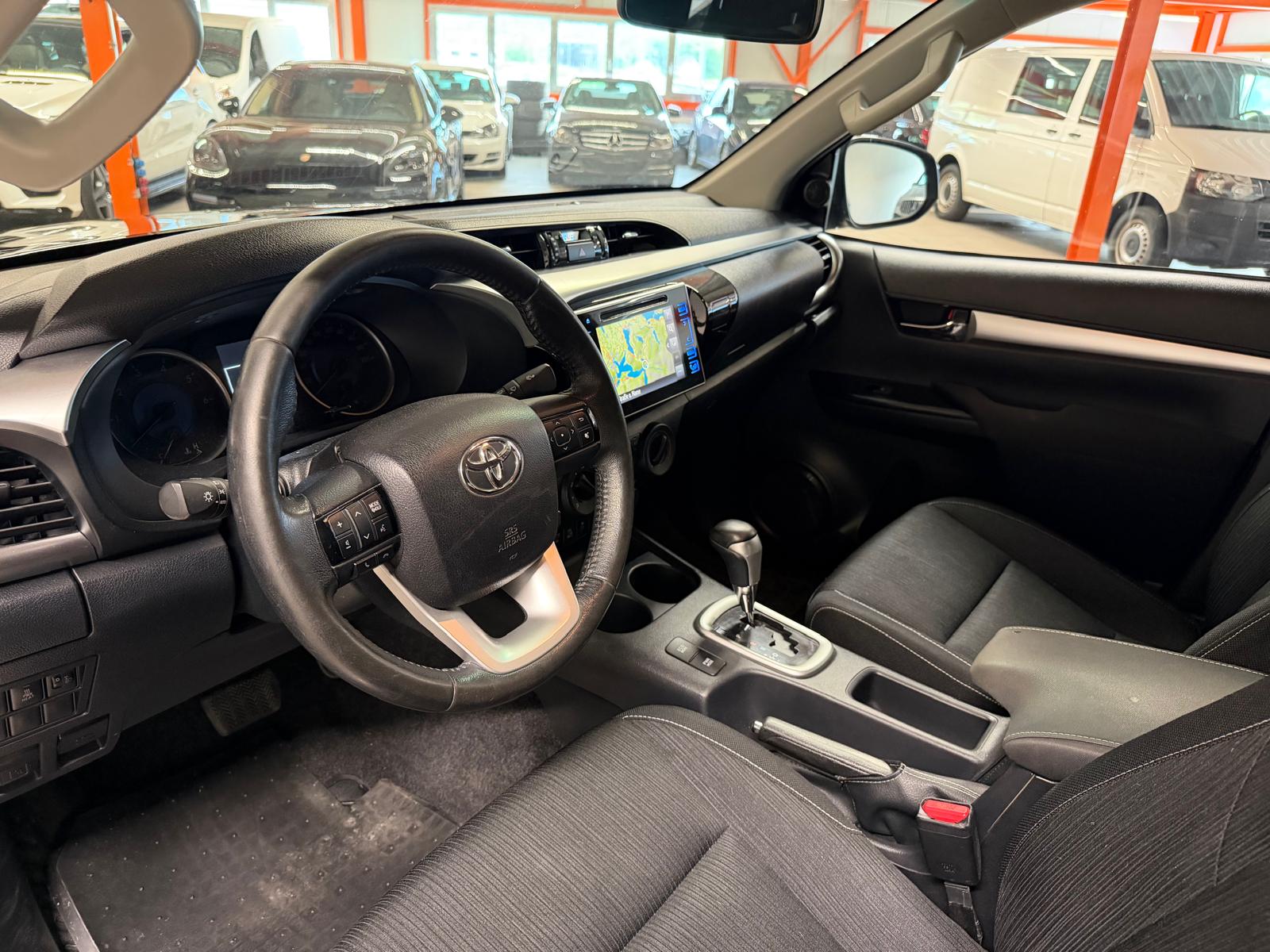 TOYOTA Hilux 2.4D-4D Sol DoubleCab 4x4 A-image-13