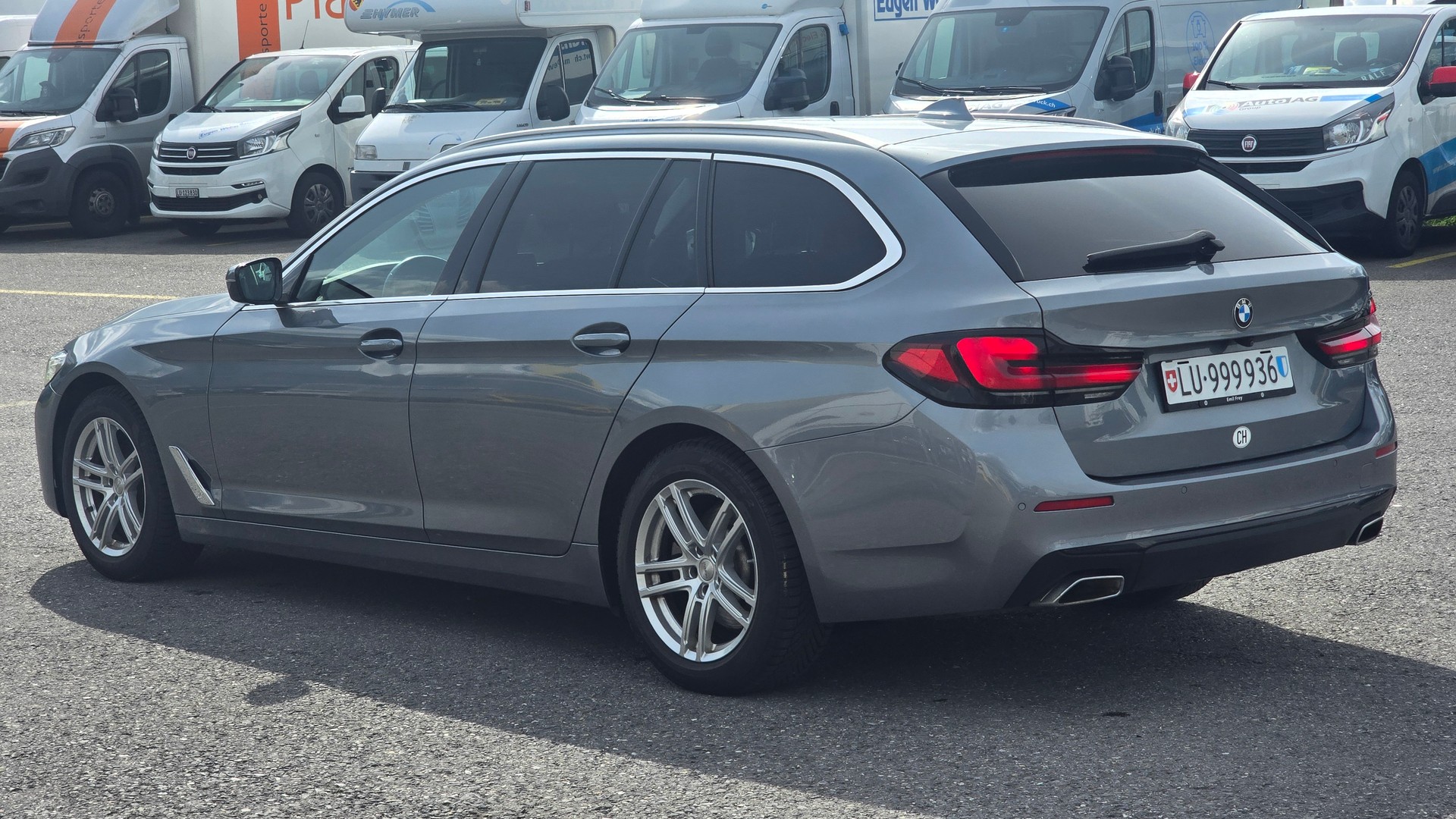 BMW 520d xDrive 48V Touring Steptronic-showroom-element-3